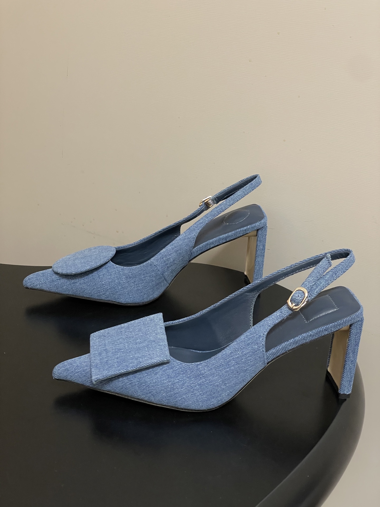 -小众潮牌 Jacquemus 26ss春夏新款尖头鸳鸯扣高跟后空凉鞋🆕几何图形设计 圆扣 方扣 新颖时