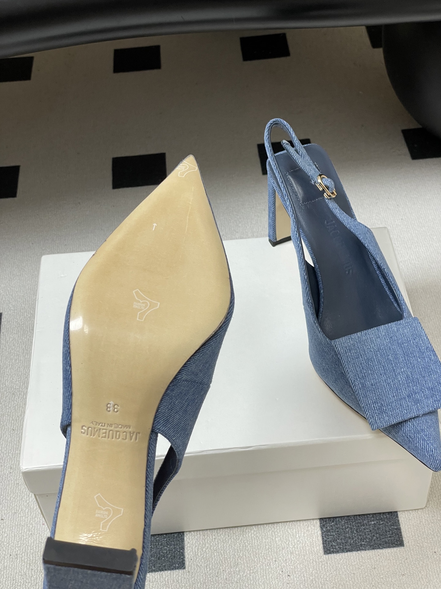 -小众潮牌 Jacquemus 26ss春夏新款尖头鸳鸯扣高跟后空凉鞋🆕几何图形设计 圆扣 方扣 新颖时