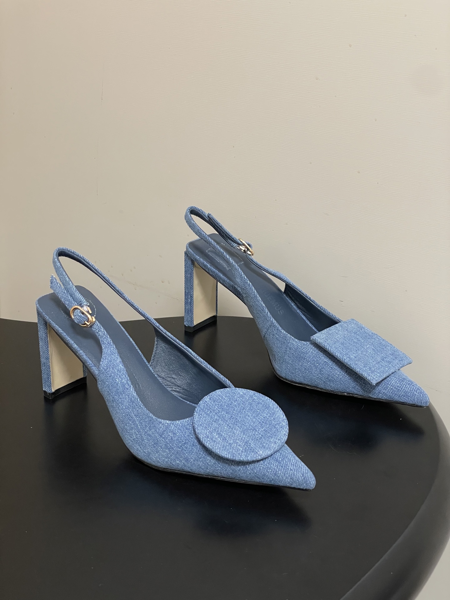 -小众潮牌 Jacquemus 26ss春夏新款尖头鸳鸯扣高跟后空凉鞋🆕几何图形设计 圆扣 方扣 新颖时