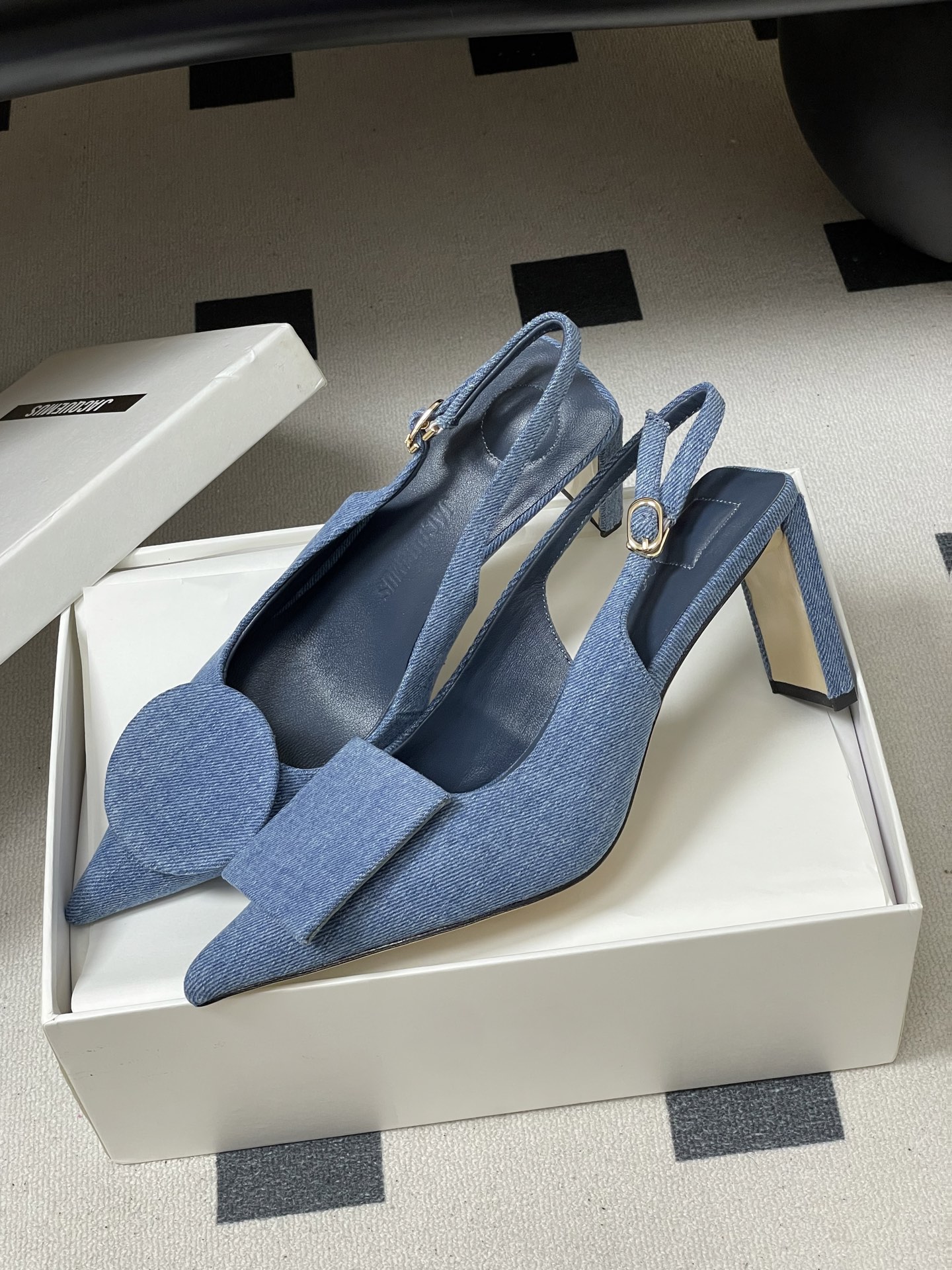 -小众潮牌 Jacquemus 26ss春夏新款尖头鸳鸯扣高跟后空凉鞋🆕几何图形设计 圆扣 方扣 新颖时