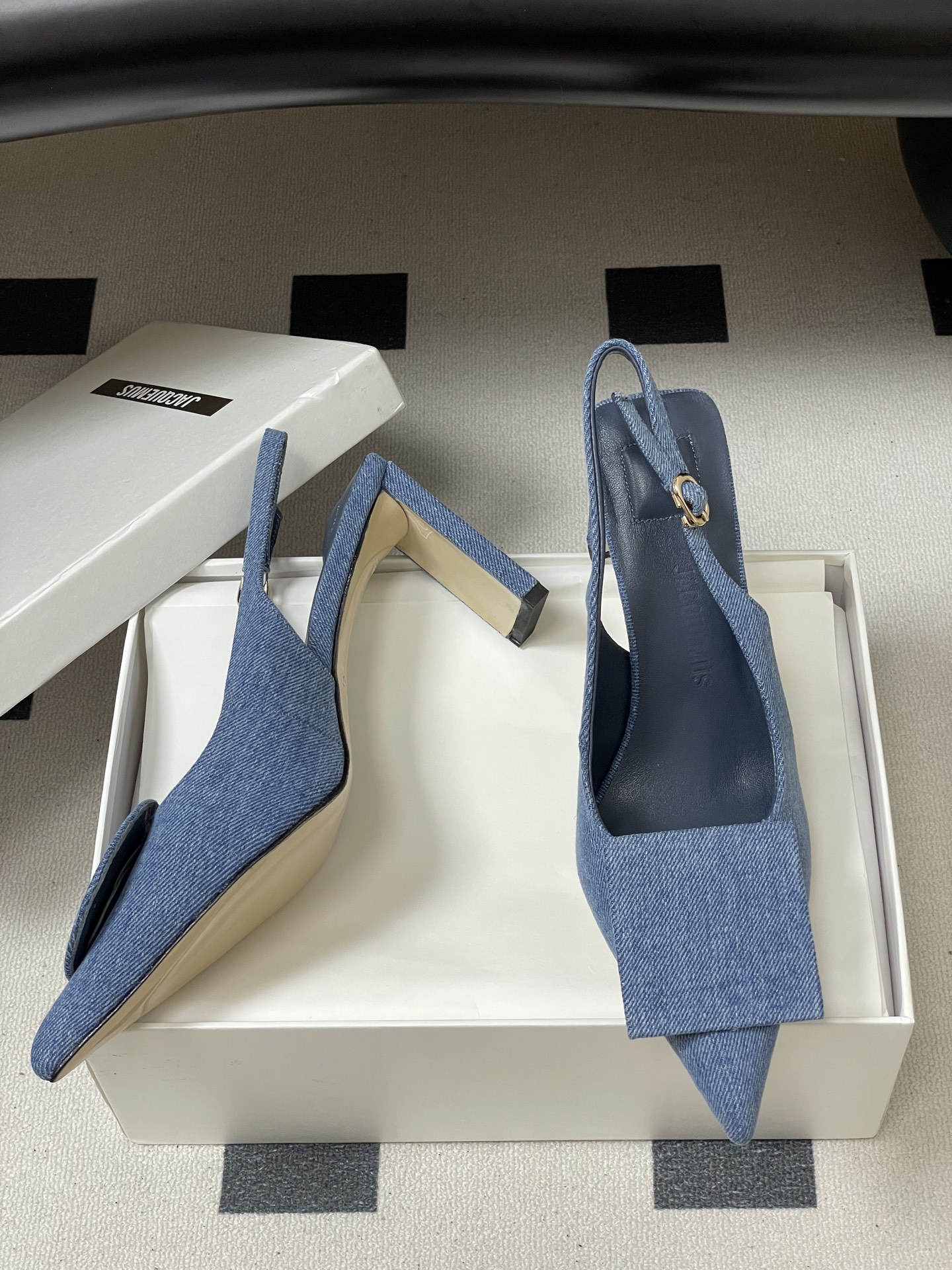 -小众潮牌 Jacquemus 26ss春夏新款尖头鸳鸯扣高跟后空凉鞋🆕几何图形设计 圆扣 方扣 新颖时