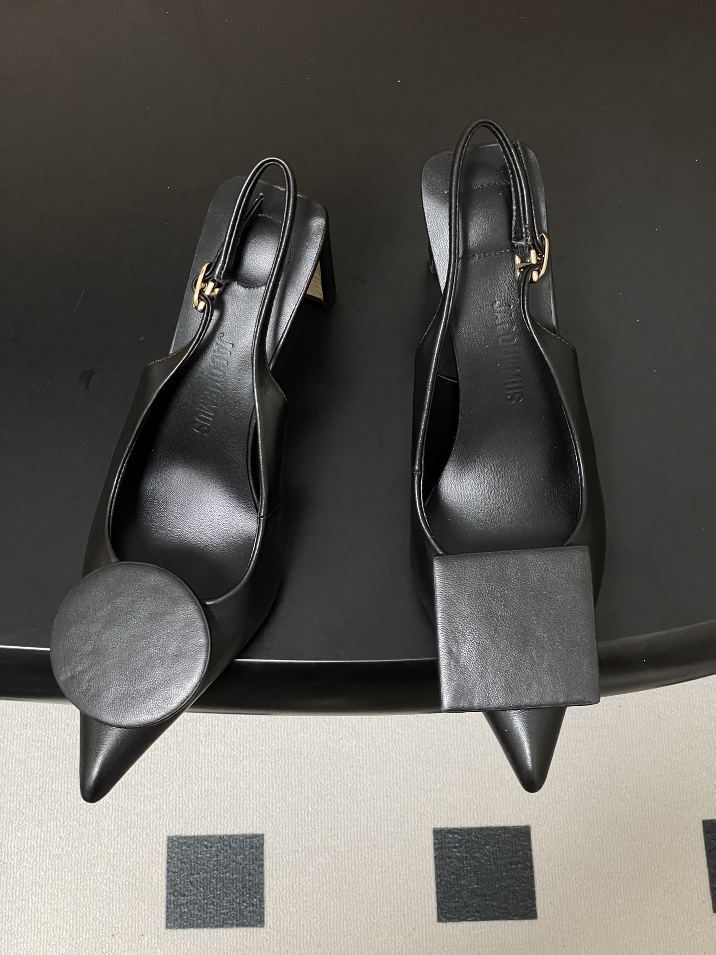 -小众潮牌 Jacquemus 26ss春夏新款尖头鸳鸯扣高跟后空凉鞋🆕几何图形设计 圆扣 方扣 新颖时