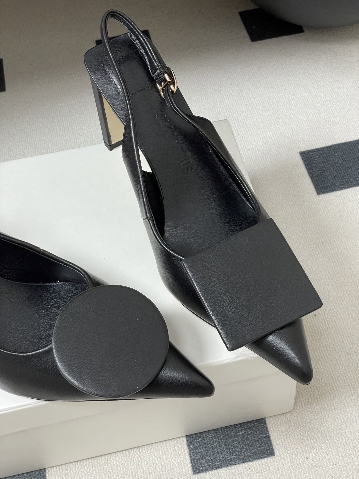 -小众潮牌 Jacquemus 26ss春夏新款尖头鸳鸯扣高跟后空凉鞋🆕几何图形设计 圆扣 方扣 新颖时