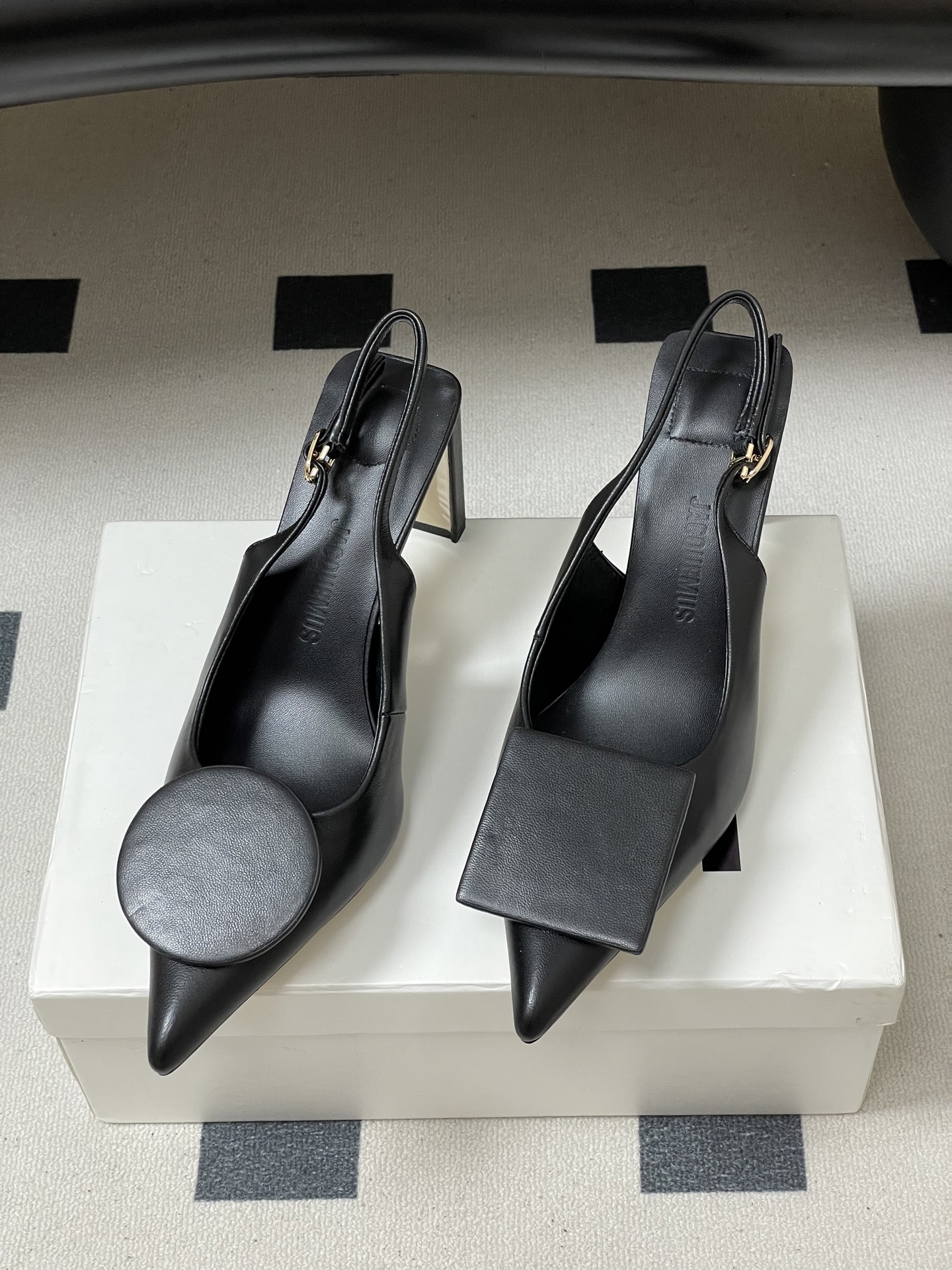 -小众潮牌 Jacquemus 26ss春夏新款尖头鸳鸯扣高跟后空凉鞋🆕几何图形设计 圆扣 方扣 新颖时