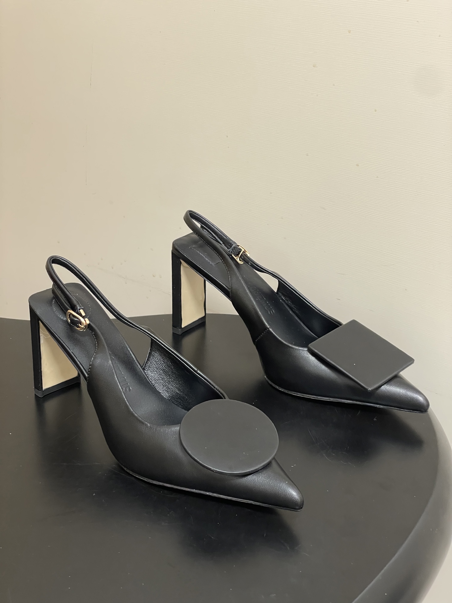 -小众潮牌 Jacquemus 26ss春夏新款尖头鸳鸯扣高跟后空凉鞋🆕几何图形设计 圆扣 方扣 新颖时