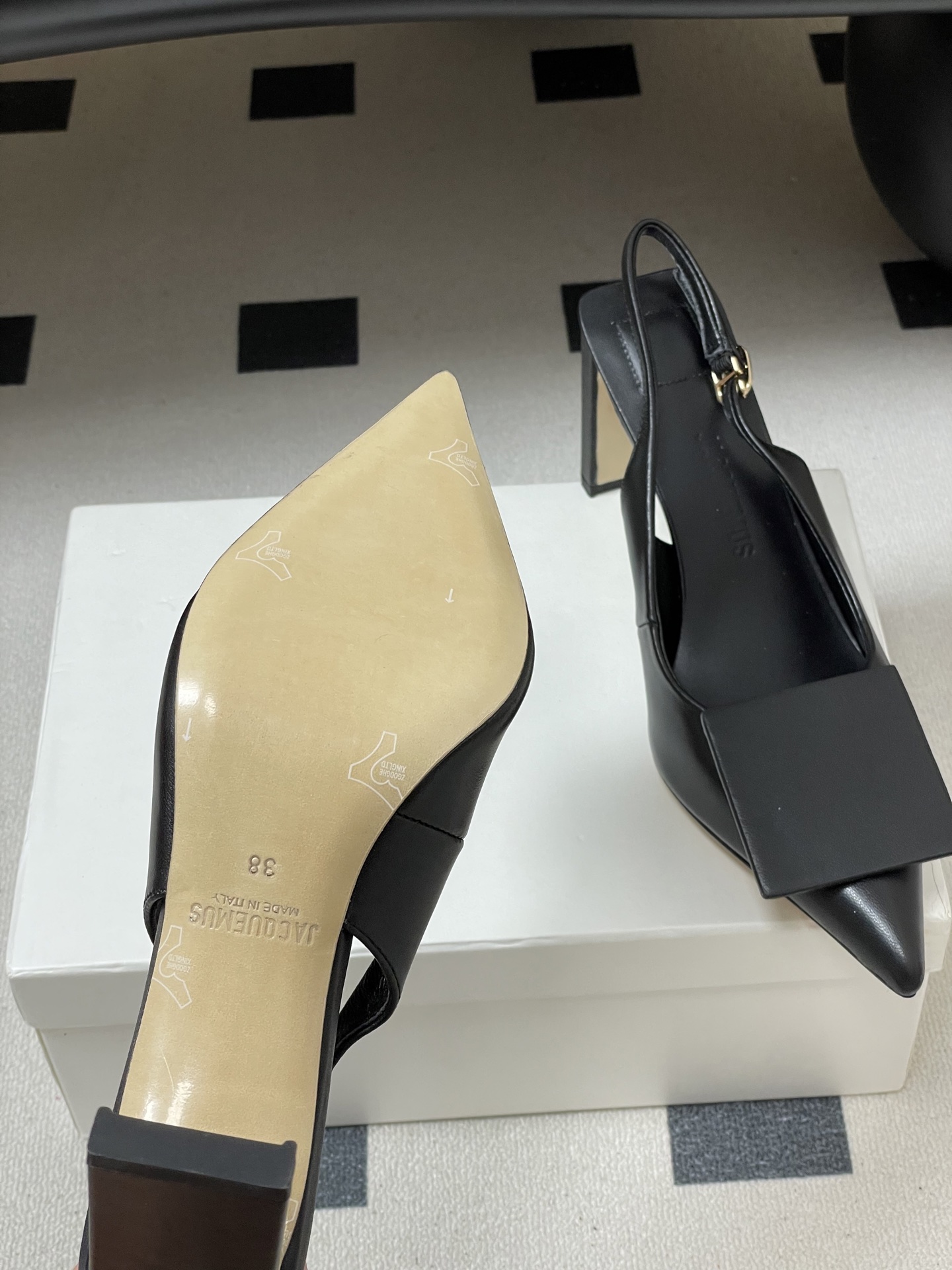 -小众潮牌 Jacquemus 26ss春夏新款尖头鸳鸯扣高跟后空凉鞋🆕几何图形设计 圆扣 方扣 新颖时