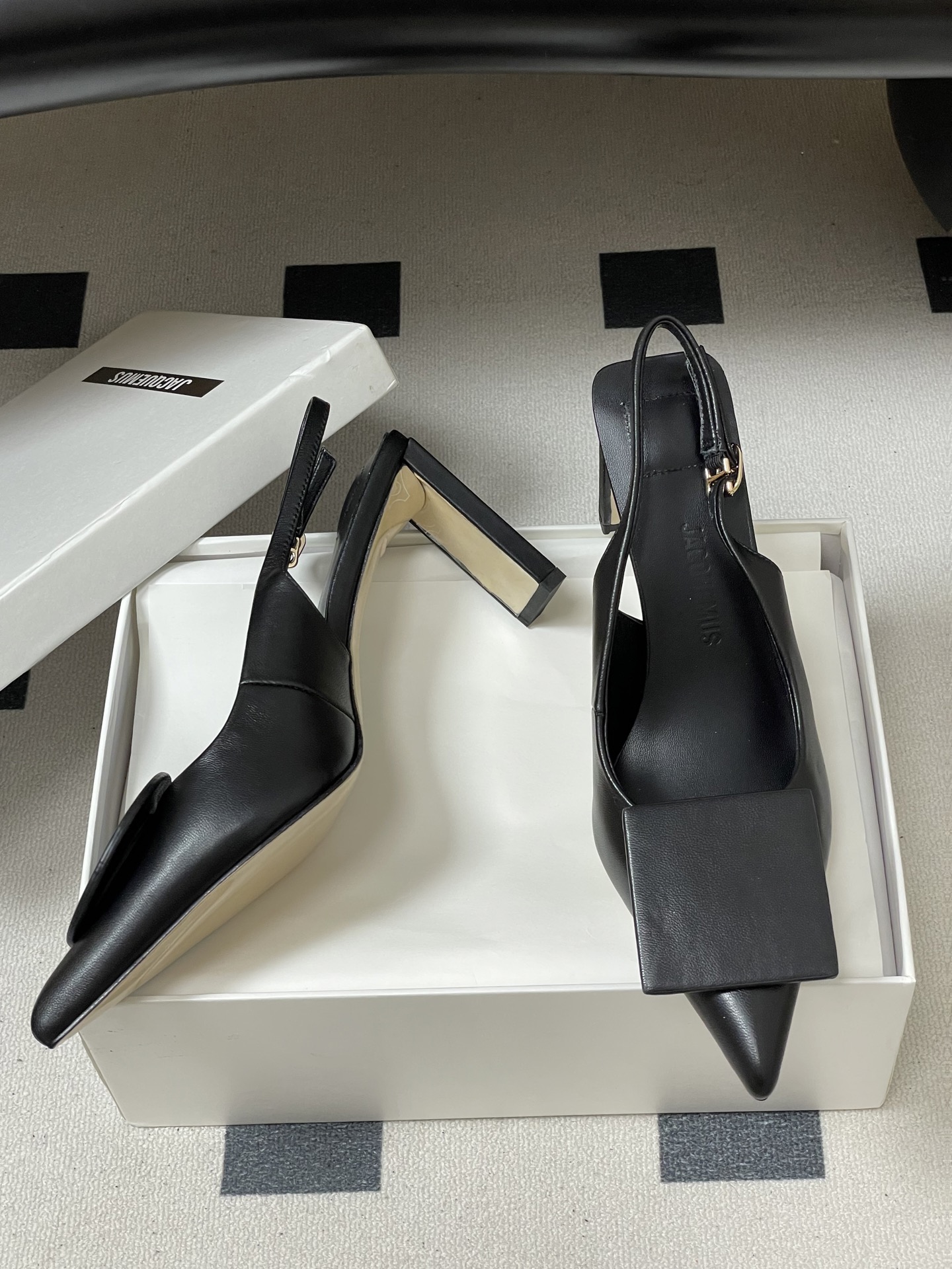 -小众潮牌 Jacquemus 26ss春夏新款尖头鸳鸯扣高跟后空凉鞋🆕几何图形设计 圆扣 方扣 新颖时