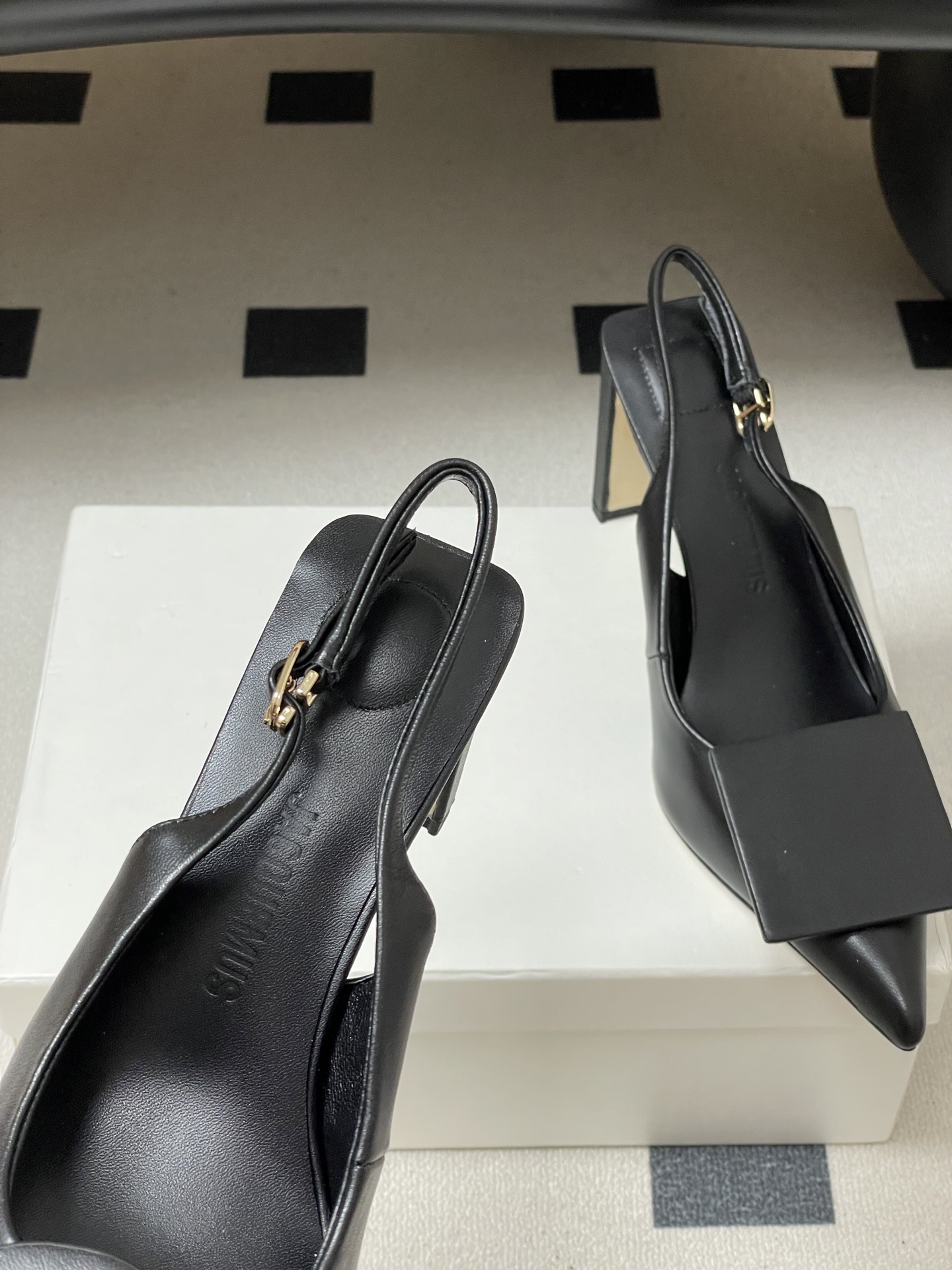 -小众潮牌 Jacquemus 26ss春夏新款尖头鸳鸯扣高跟后空凉鞋🆕几何图形设计 圆扣 方扣 新颖时