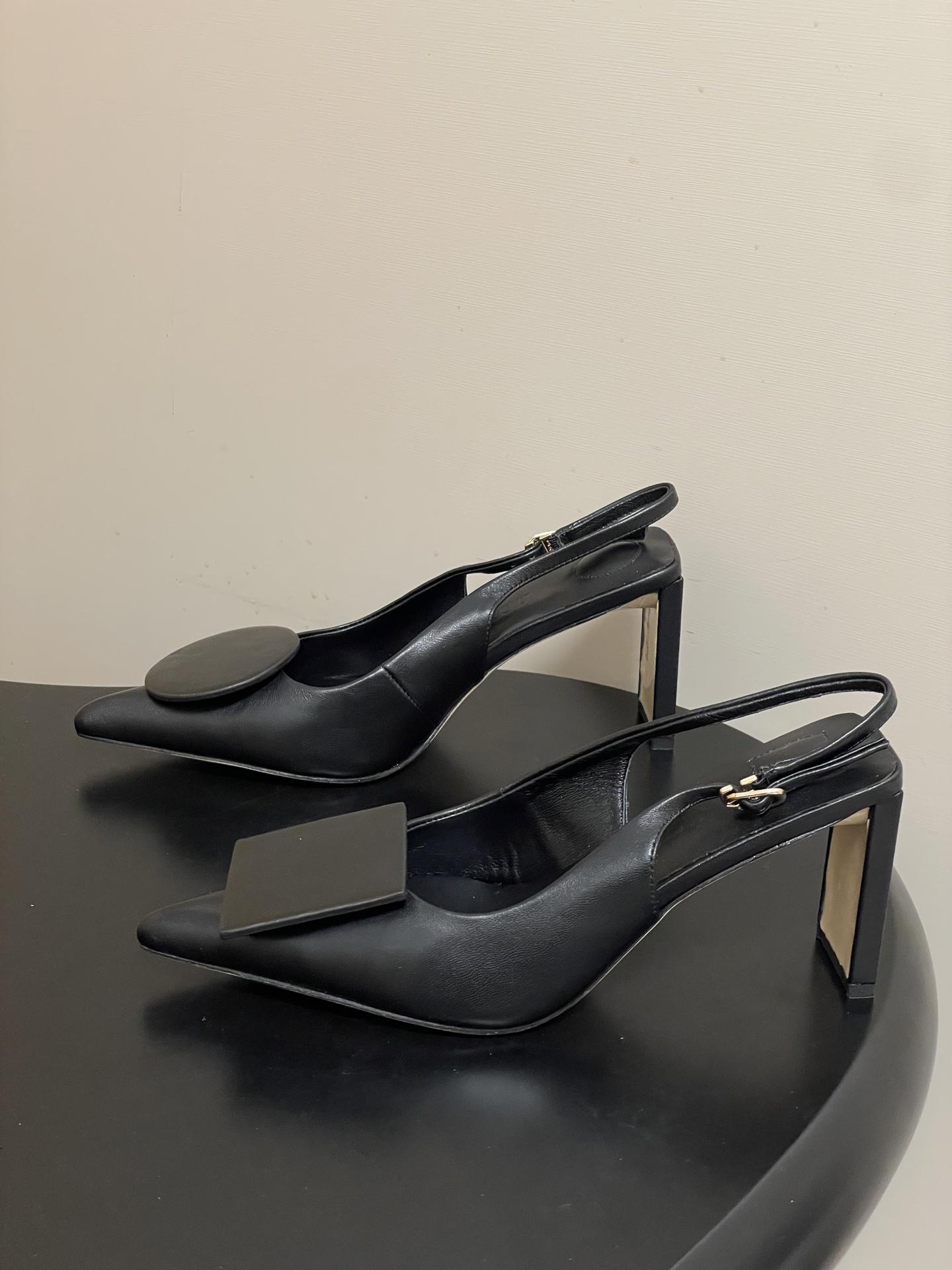 -小众潮牌 Jacquemus 26ss春夏新款尖头鸳鸯扣高跟后空凉鞋🆕几何图形设计 圆扣 方扣 新颖时