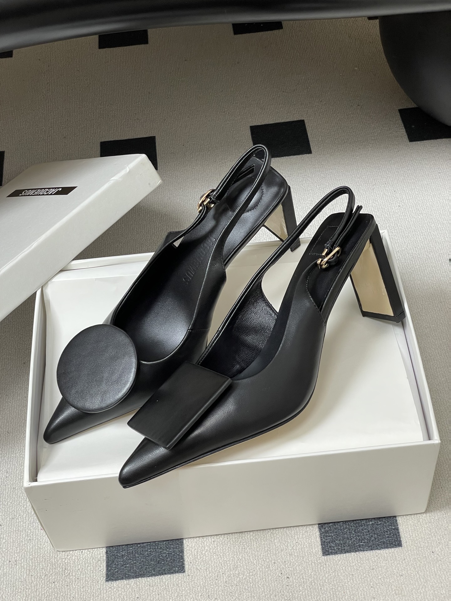 -小众潮牌 Jacquemus 26ss春夏新款尖头鸳鸯扣高跟后空凉鞋🆕几何图形设计 圆扣 方扣 新颖时