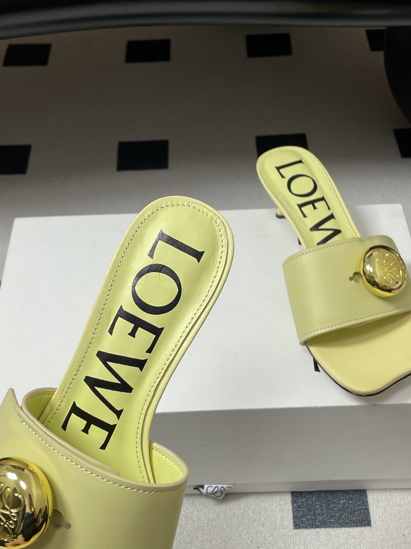 -LOEWE 罗意威 26ss春夏新款 Pebble Anagram大扣子小猫跟拖鞋 小金球一字带凉拖鞋