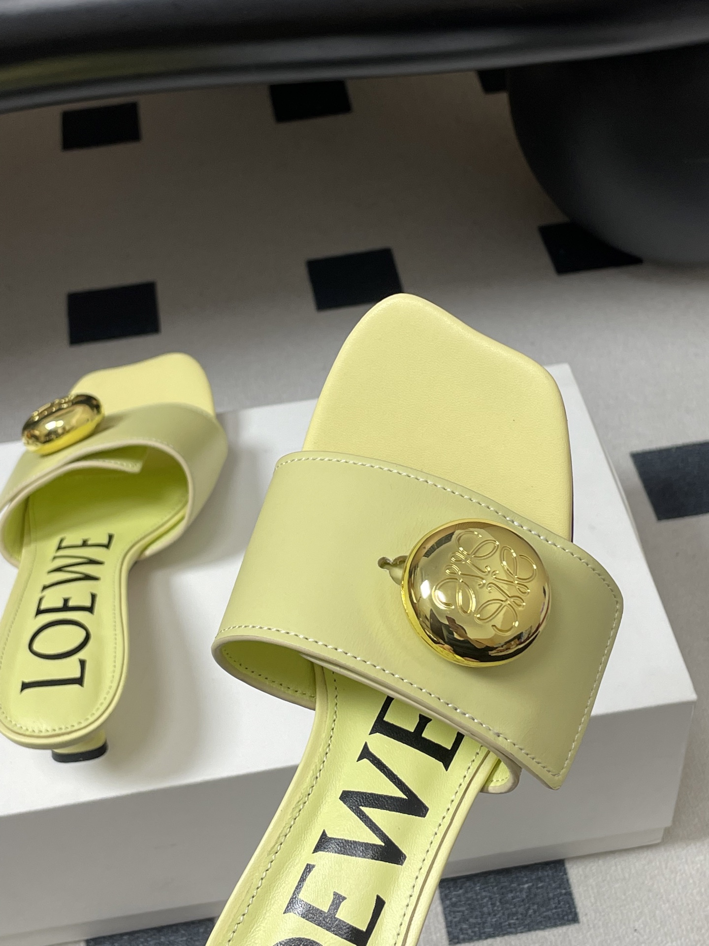 -LOEWE 罗意威 26ss春夏新款 Pebble Anagram大扣子小猫跟拖鞋 小金球一字带凉拖鞋