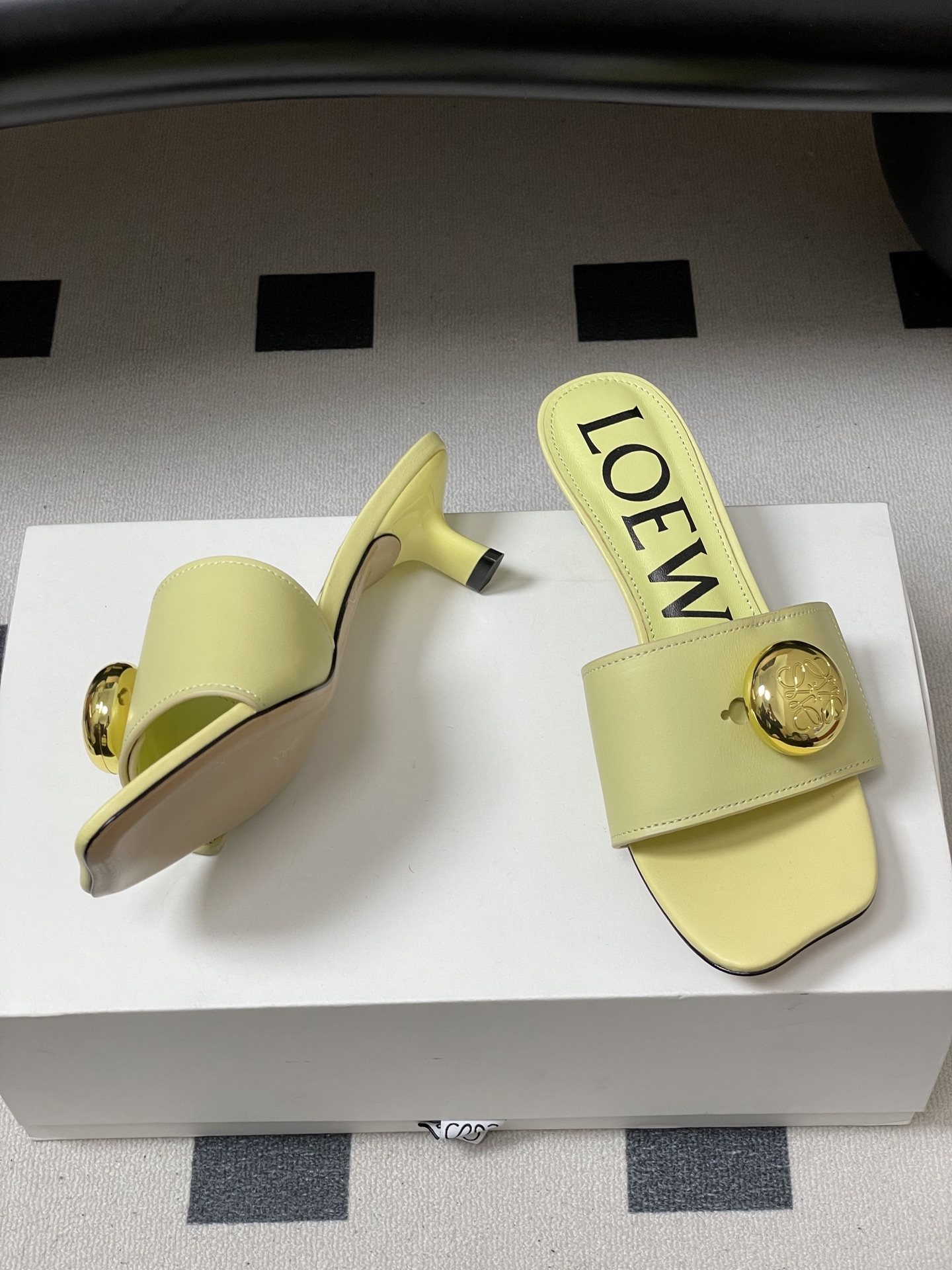 -LOEWE 罗意威 26ss春夏新款 Pebble Anagram大扣子小猫跟拖鞋 小金球一字带凉拖鞋