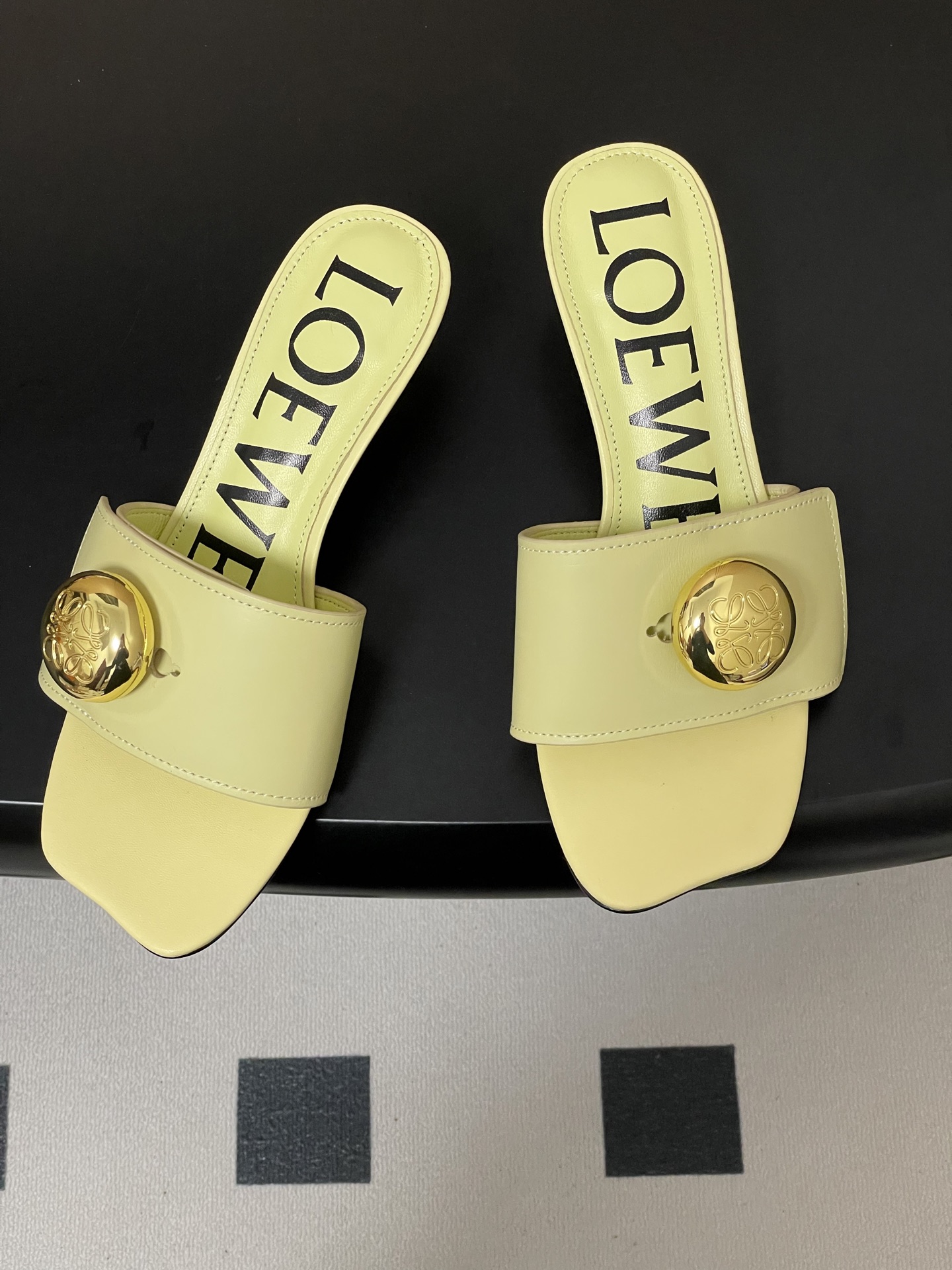 -LOEWE 罗意威 26ss春夏新款 Pebble Anagram大扣子小猫跟拖鞋 小金球一字带凉拖鞋