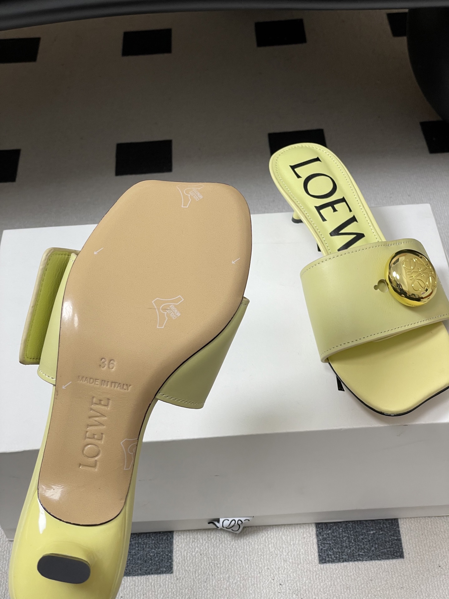-LOEWE 罗意威 26ss春夏新款 Pebble Anagram大扣子小猫跟拖鞋 小金球一字带凉拖鞋