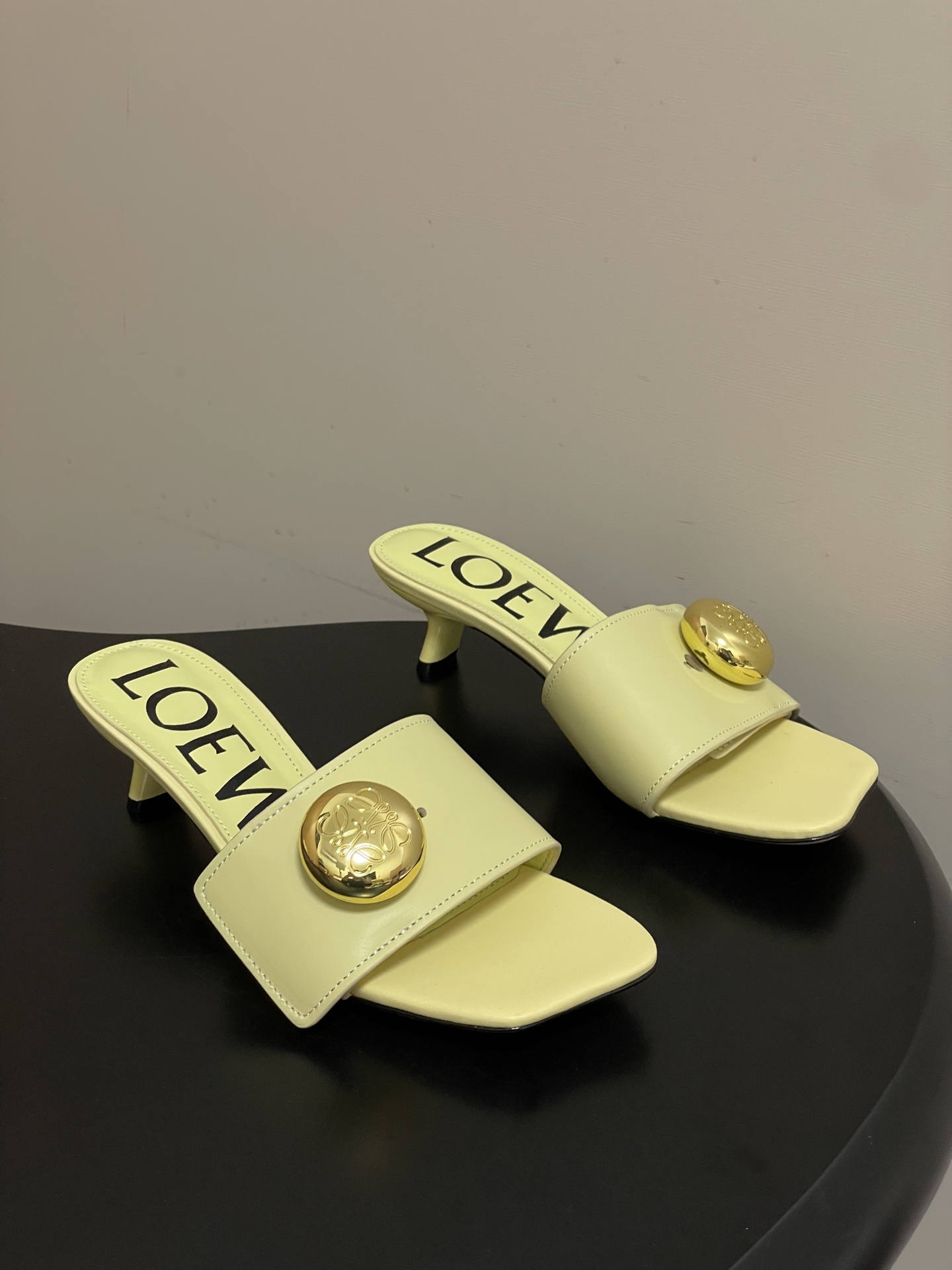 -LOEWE 罗意威 26ss春夏新款 Pebble Anagram大扣子小猫跟拖鞋 小金球一字带凉拖鞋