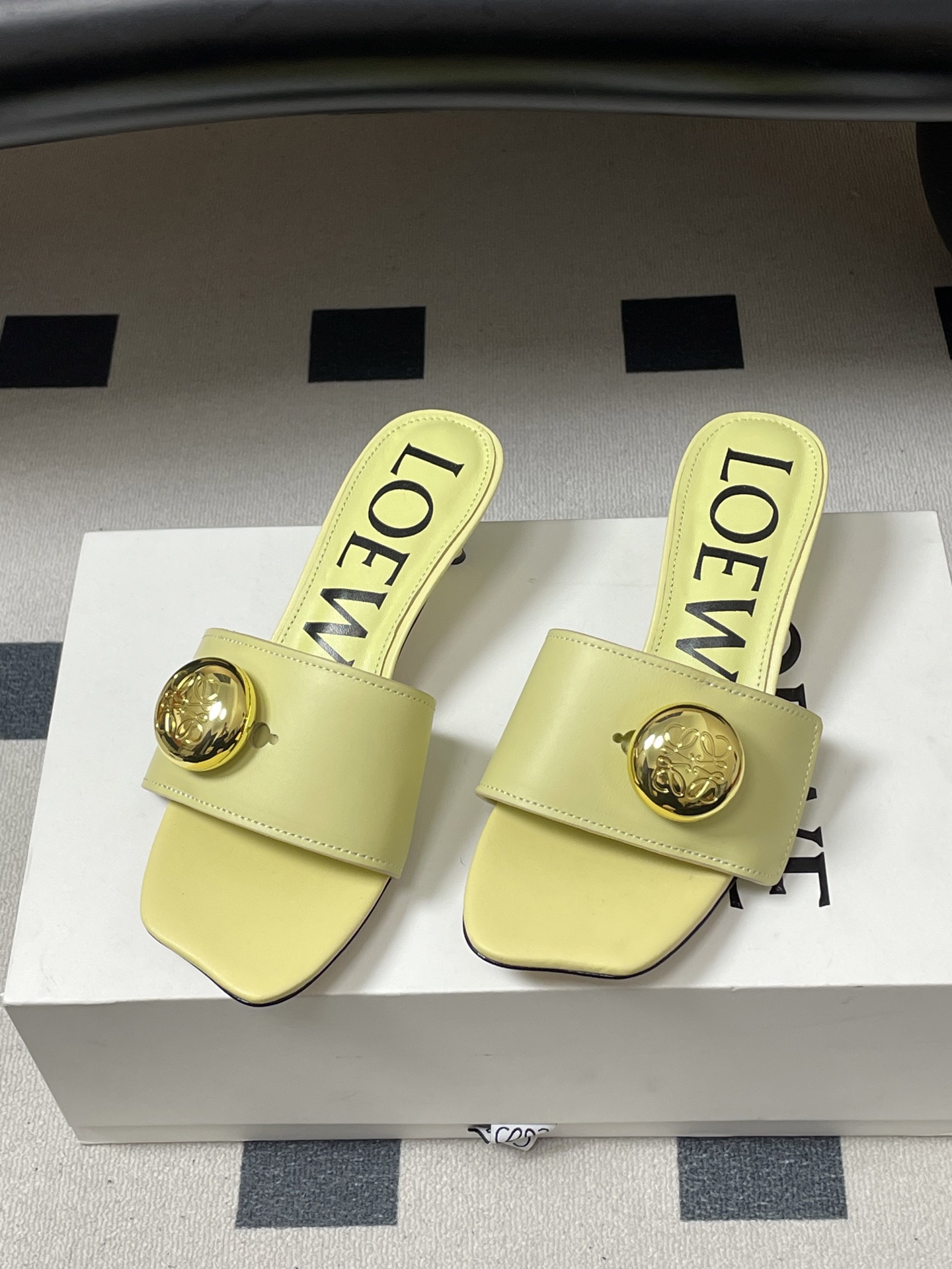 -LOEWE 罗意威 26ss春夏新款 Pebble Anagram大扣子小猫跟拖鞋 小金球一字带凉拖鞋