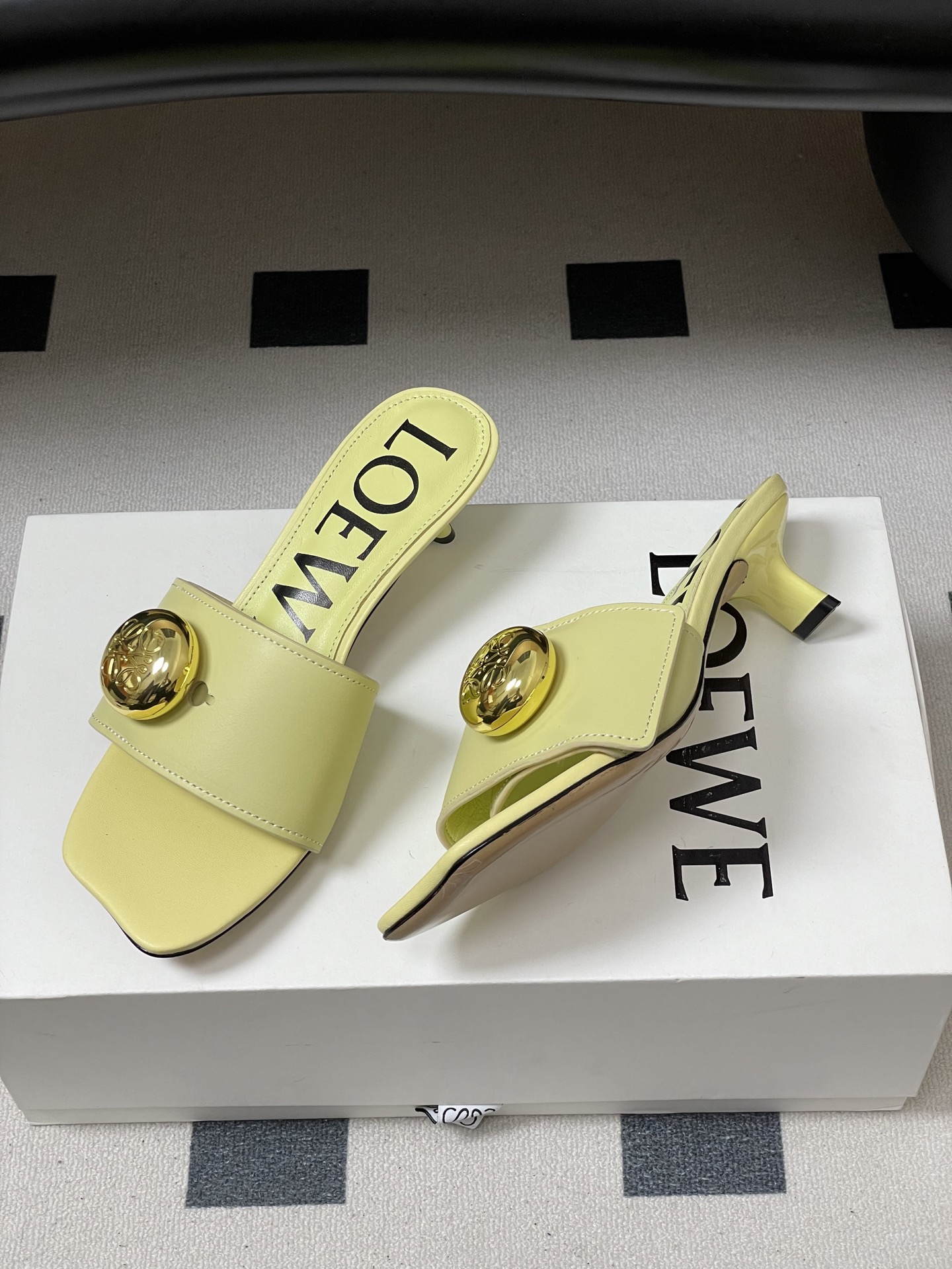-LOEWE 罗意威 26ss春夏新款 Pebble Anagram大扣子小猫跟拖鞋 小金球一字带凉拖鞋
