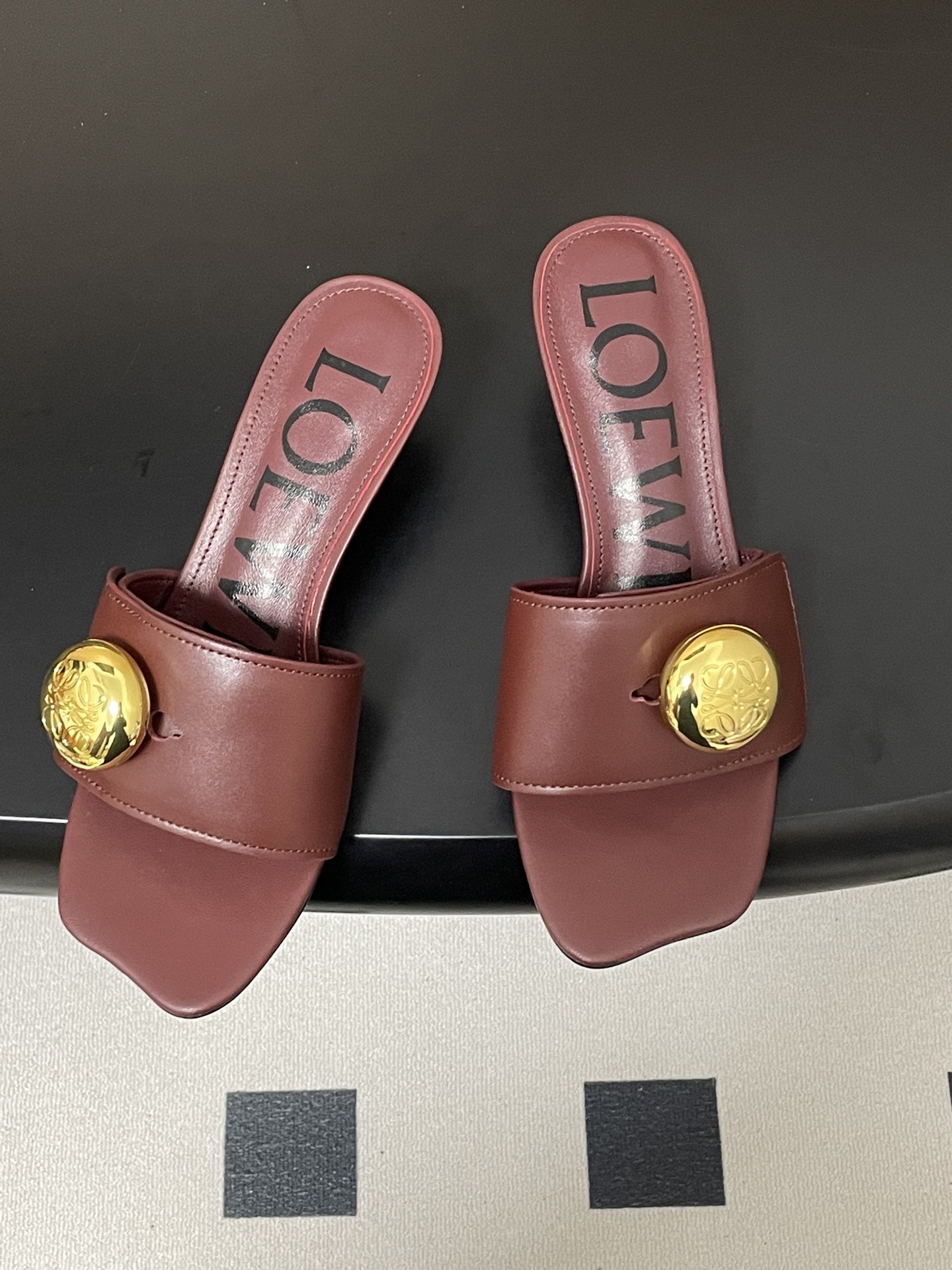 -LOEWE 罗意威 26ss春夏新款 Pebble Anagram大扣子小猫跟拖鞋 小金球一字带凉拖鞋