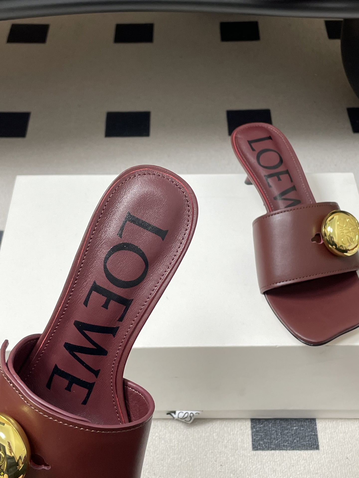 -LOEWE 罗意威 26ss春夏新款 Pebble Anagram大扣子小猫跟拖鞋 小金球一字带凉拖鞋