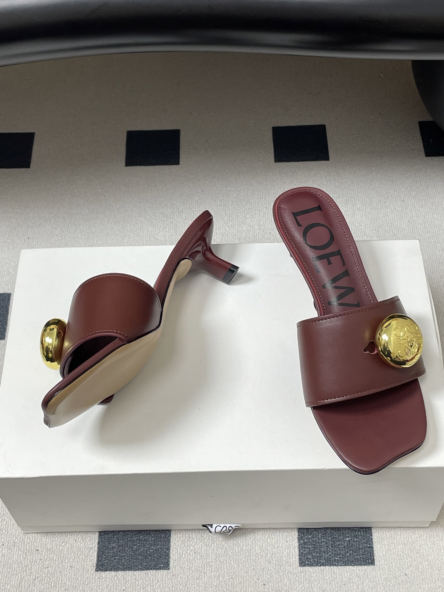 -LOEWE 罗意威 26ss春夏新款 Pebble Anagram大扣子小猫跟拖鞋 小金球一字带凉拖鞋