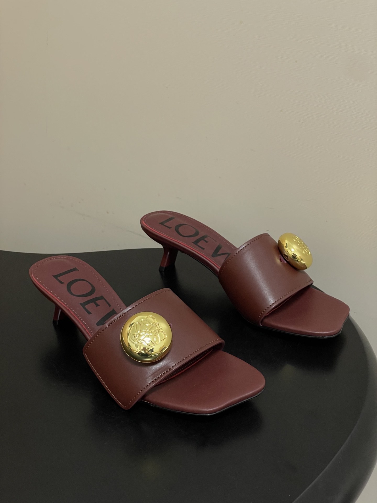 -LOEWE 罗意威 26ss春夏新款 Pebble Anagram大扣子小猫跟拖鞋 小金球一字带凉拖鞋