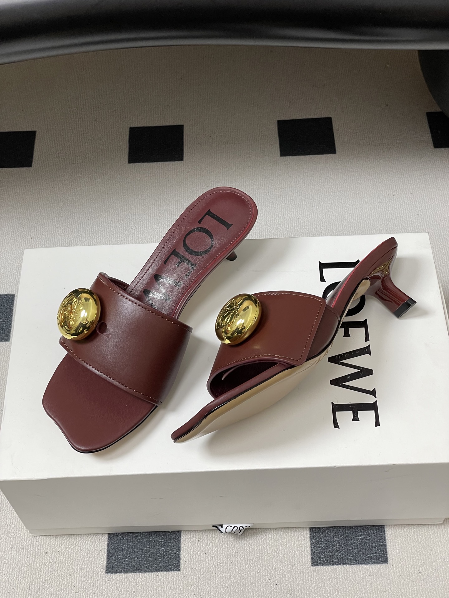 -LOEWE 罗意威 26ss春夏新款 Pebble Anagram大扣子小猫跟拖鞋 小金球一字带凉拖鞋