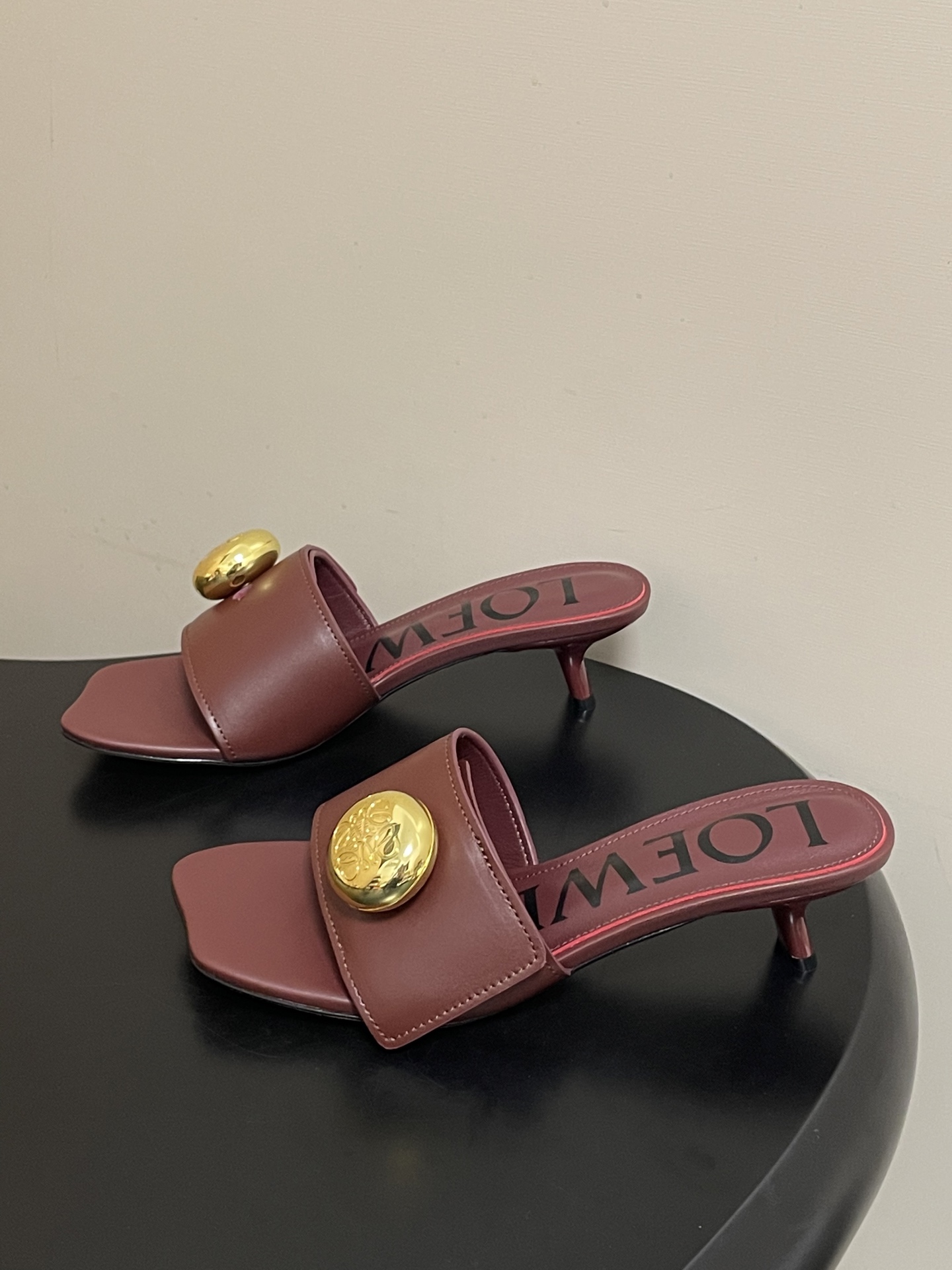 -LOEWE 罗意威 26ss春夏新款 Pebble Anagram大扣子小猫跟拖鞋 小金球一字带凉拖鞋