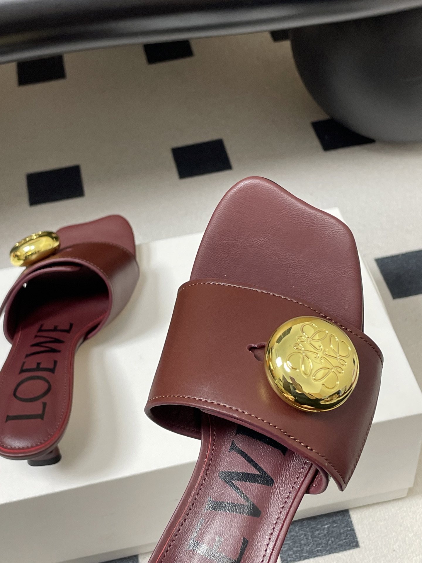 -LOEWE 罗意威 26ss春夏新款 Pebble Anagram大扣子小猫跟拖鞋 小金球一字带凉拖鞋