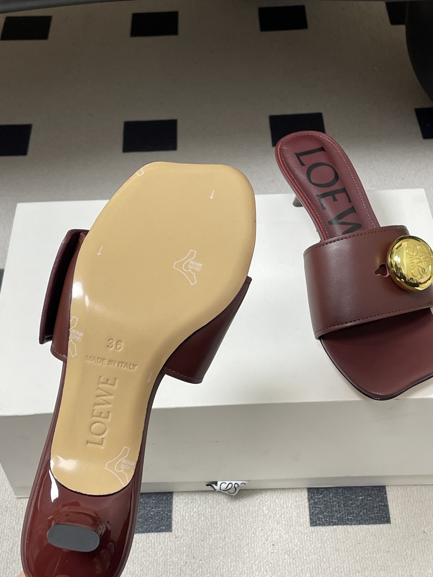 -LOEWE 罗意威 26ss春夏新款 Pebble Anagram大扣子小猫跟拖鞋 小金球一字带凉拖鞋