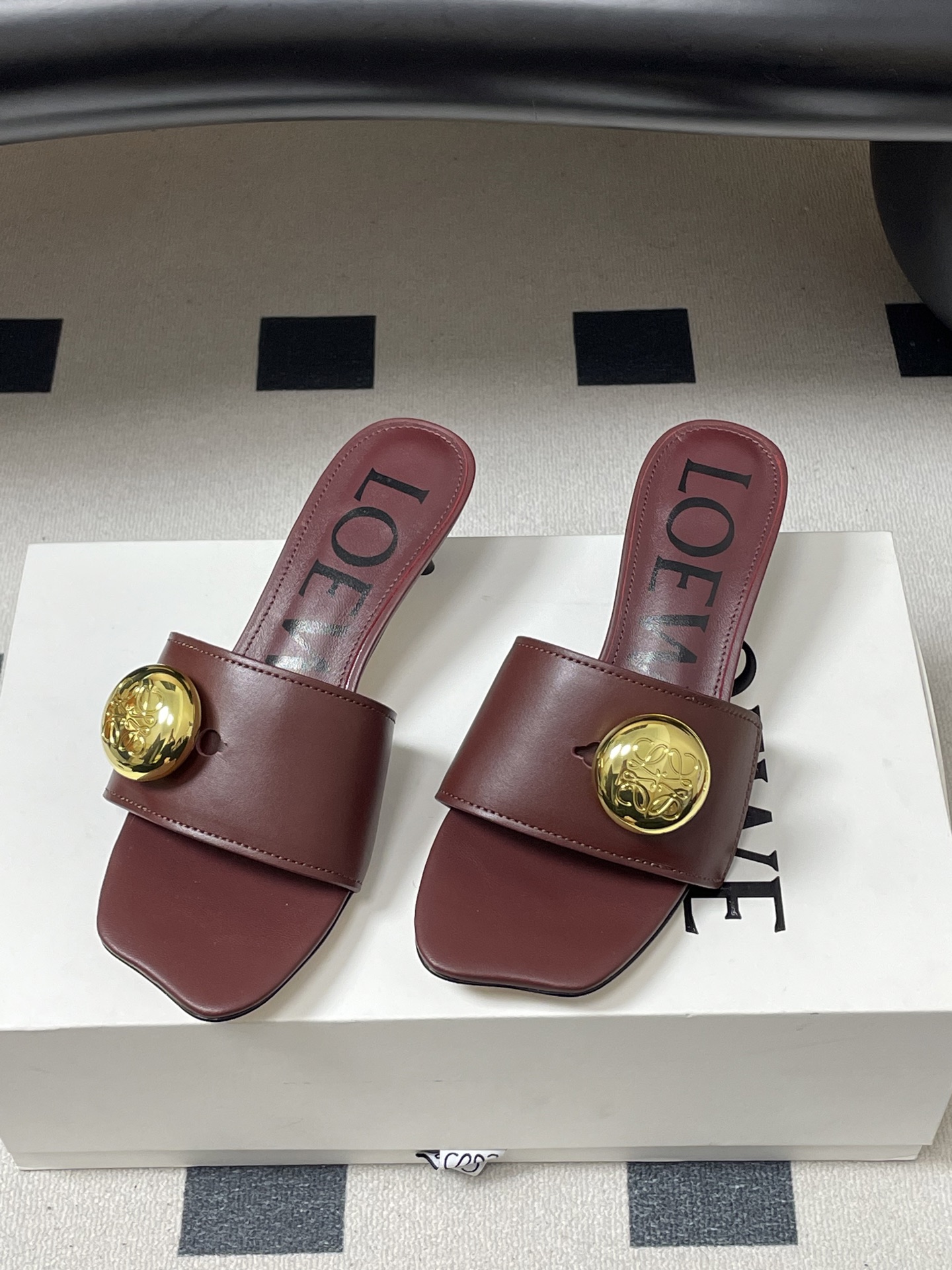 -LOEWE 罗意威 26ss春夏新款 Pebble Anagram大扣子小猫跟拖鞋 小金球一字带凉拖鞋