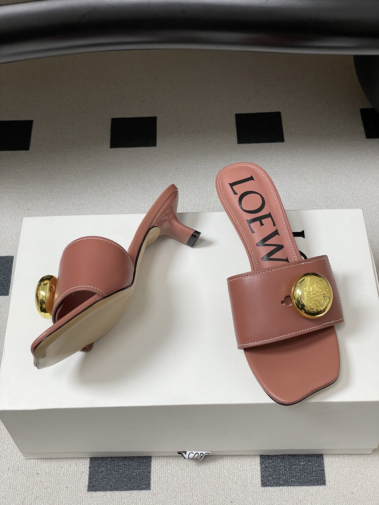 -LOEWE 罗意威 26ss春夏新款 Pebble Anagram大扣子小猫跟拖鞋 小金球一字带凉拖鞋