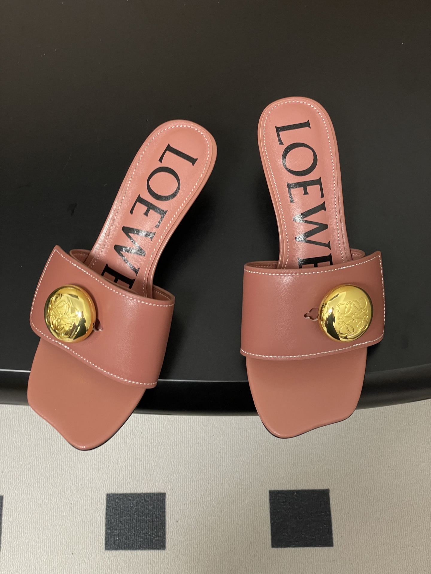 -LOEWE 罗意威 26ss春夏新款 Pebble Anagram大扣子小猫跟拖鞋 小金球一字带凉拖鞋