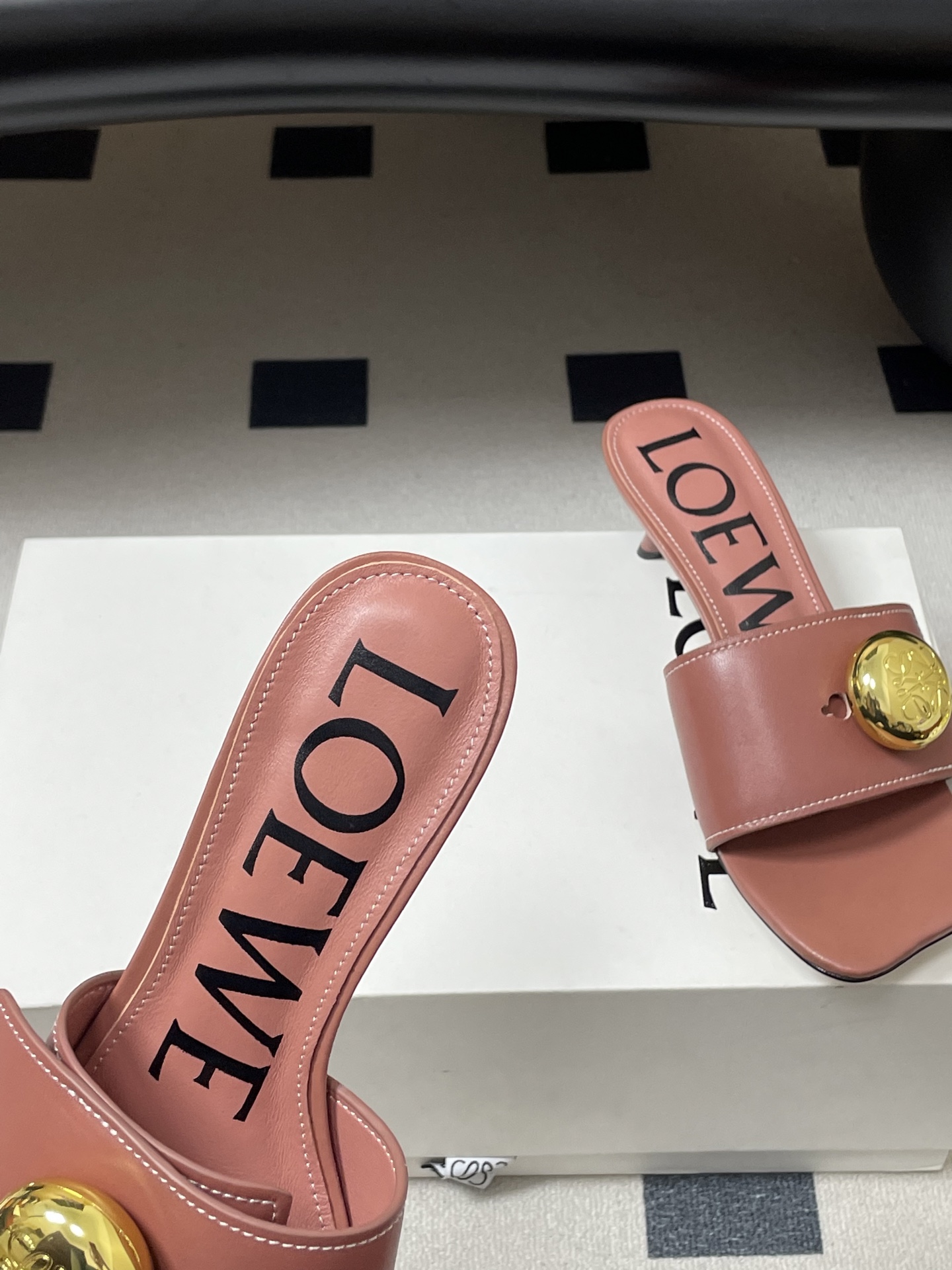 -LOEWE 罗意威 26ss春夏新款 Pebble Anagram大扣子小猫跟拖鞋 小金球一字带凉拖鞋