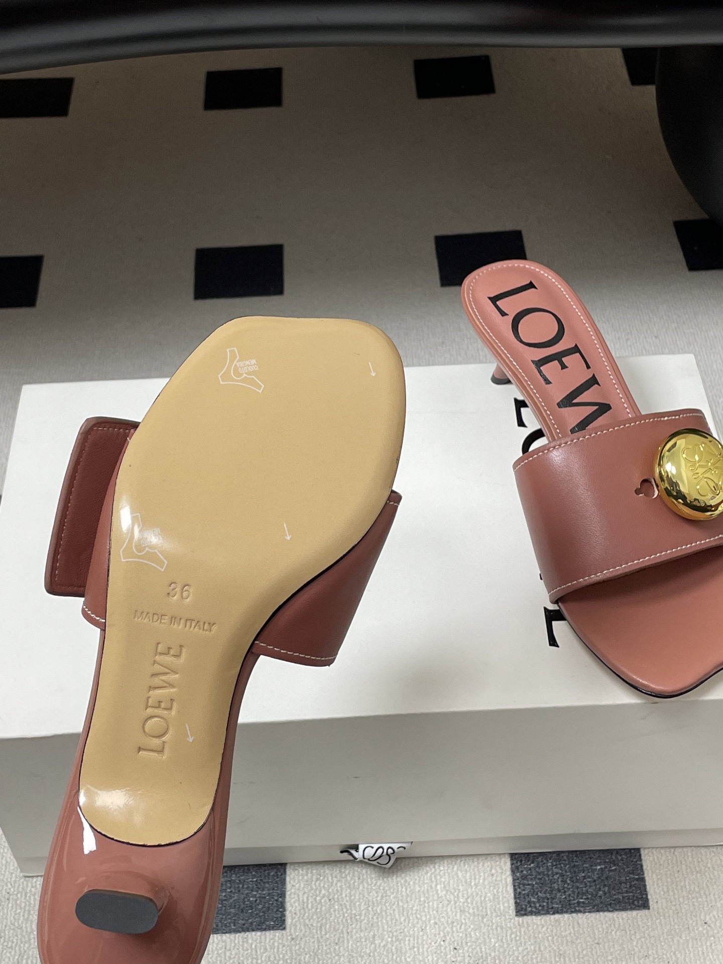 -LOEWE 罗意威 26ss春夏新款 Pebble Anagram大扣子小猫跟拖鞋 小金球一字带凉拖鞋