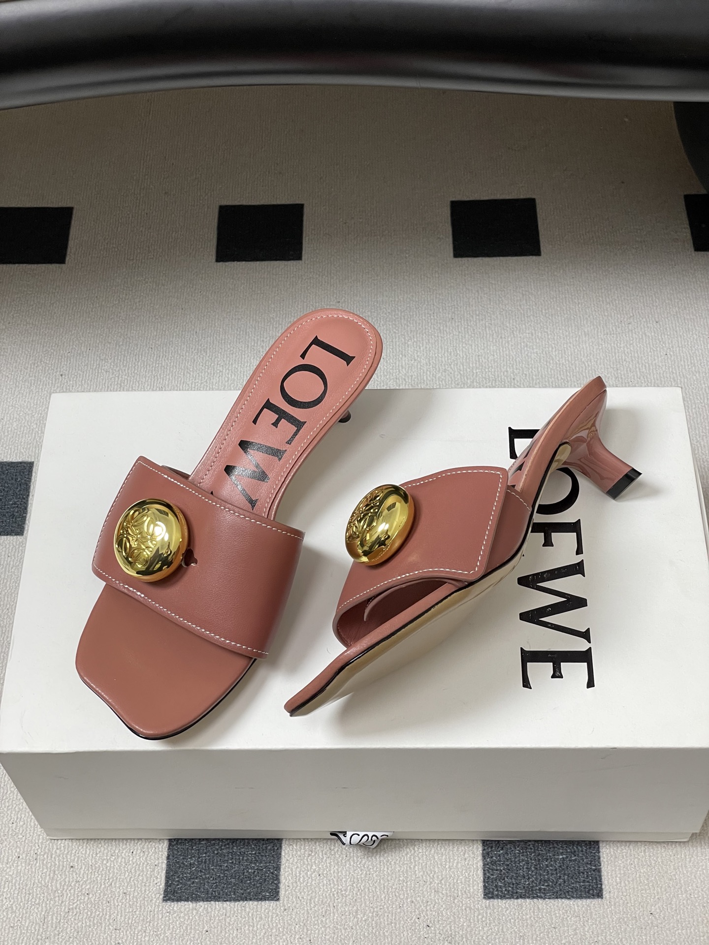 -LOEWE 罗意威 26ss春夏新款 Pebble Anagram大扣子小猫跟拖鞋 小金球一字带凉拖鞋