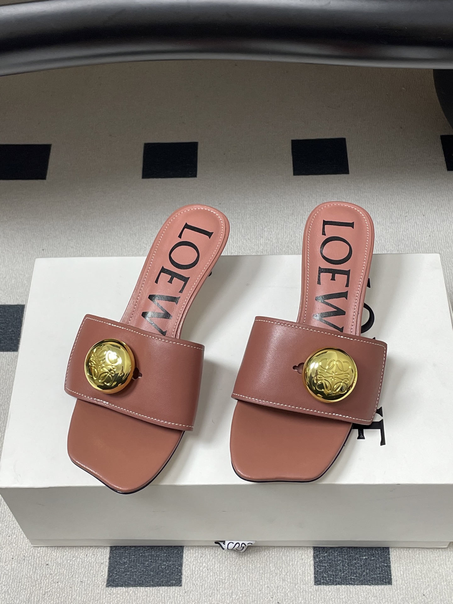 -LOEWE 罗意威 26ss春夏新款 Pebble Anagram大扣子小猫跟拖鞋 小金球一字带凉拖鞋