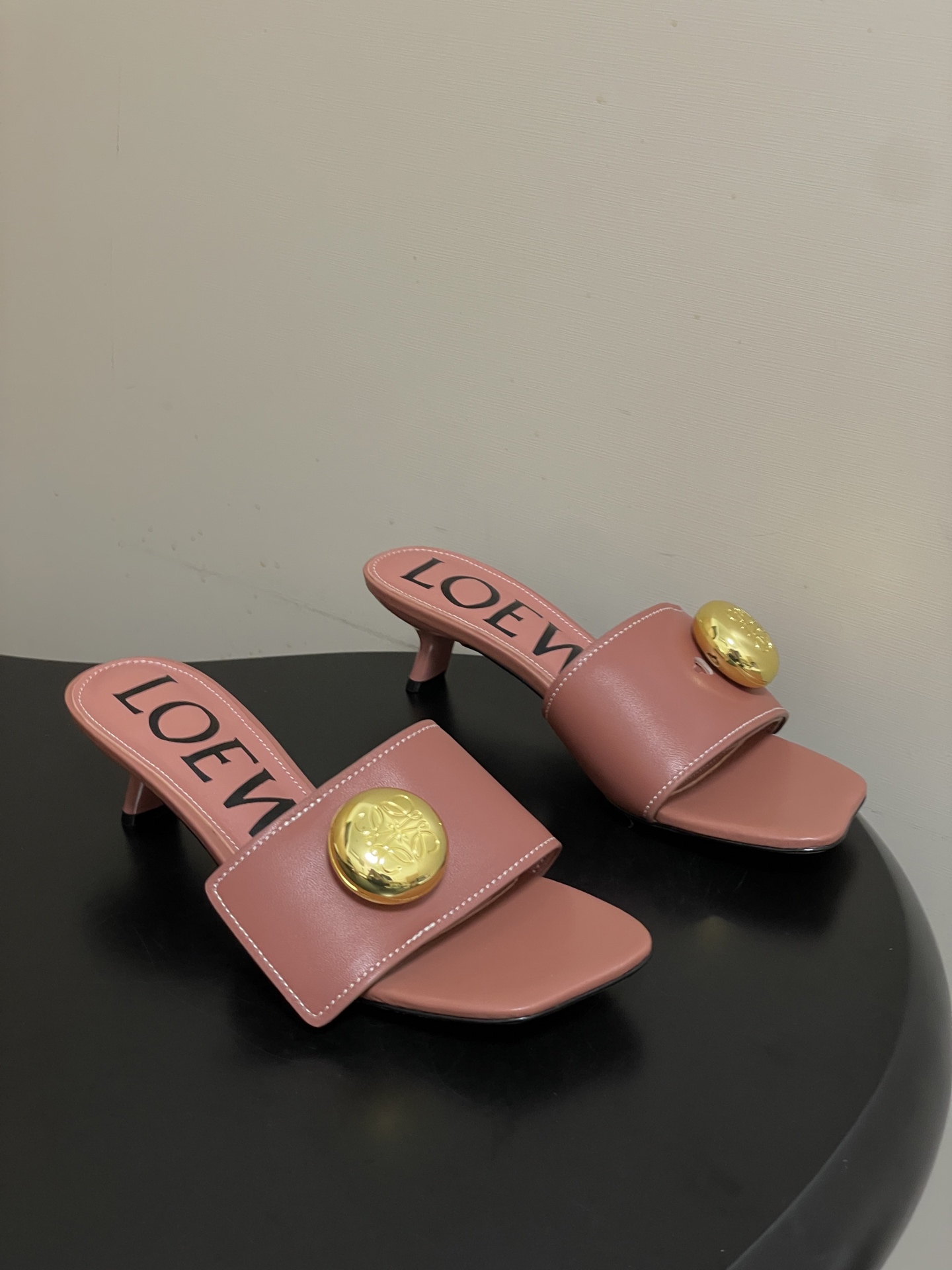 -LOEWE 罗意威 26ss春夏新款 Pebble Anagram大扣子小猫跟拖鞋 小金球一字带凉拖鞋