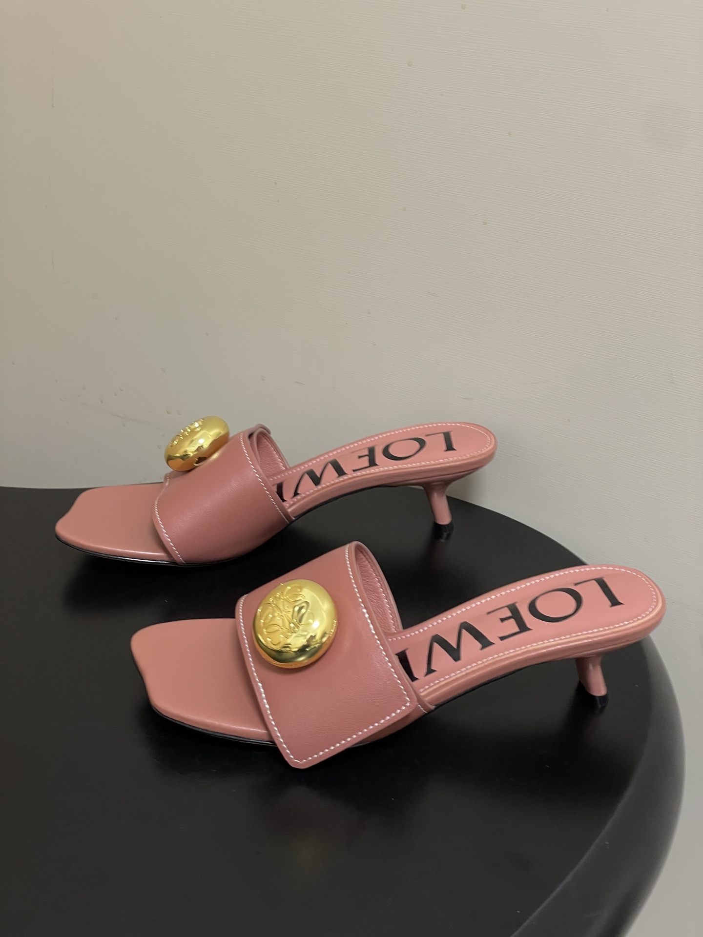 -LOEWE 罗意威 26ss春夏新款 Pebble Anagram大扣子小猫跟拖鞋 小金球一字带凉拖鞋