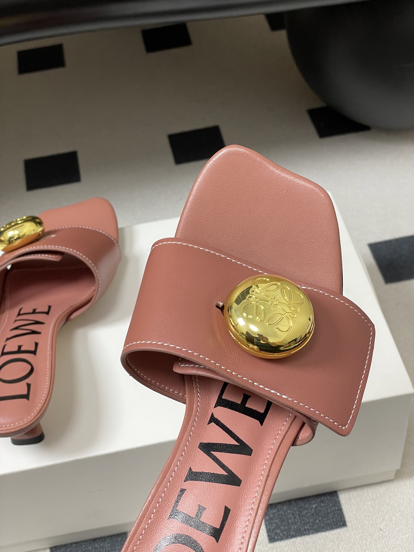 -LOEWE 罗意威 26ss春夏新款 Pebble Anagram大扣子小猫跟拖鞋 小金球一字带凉拖鞋