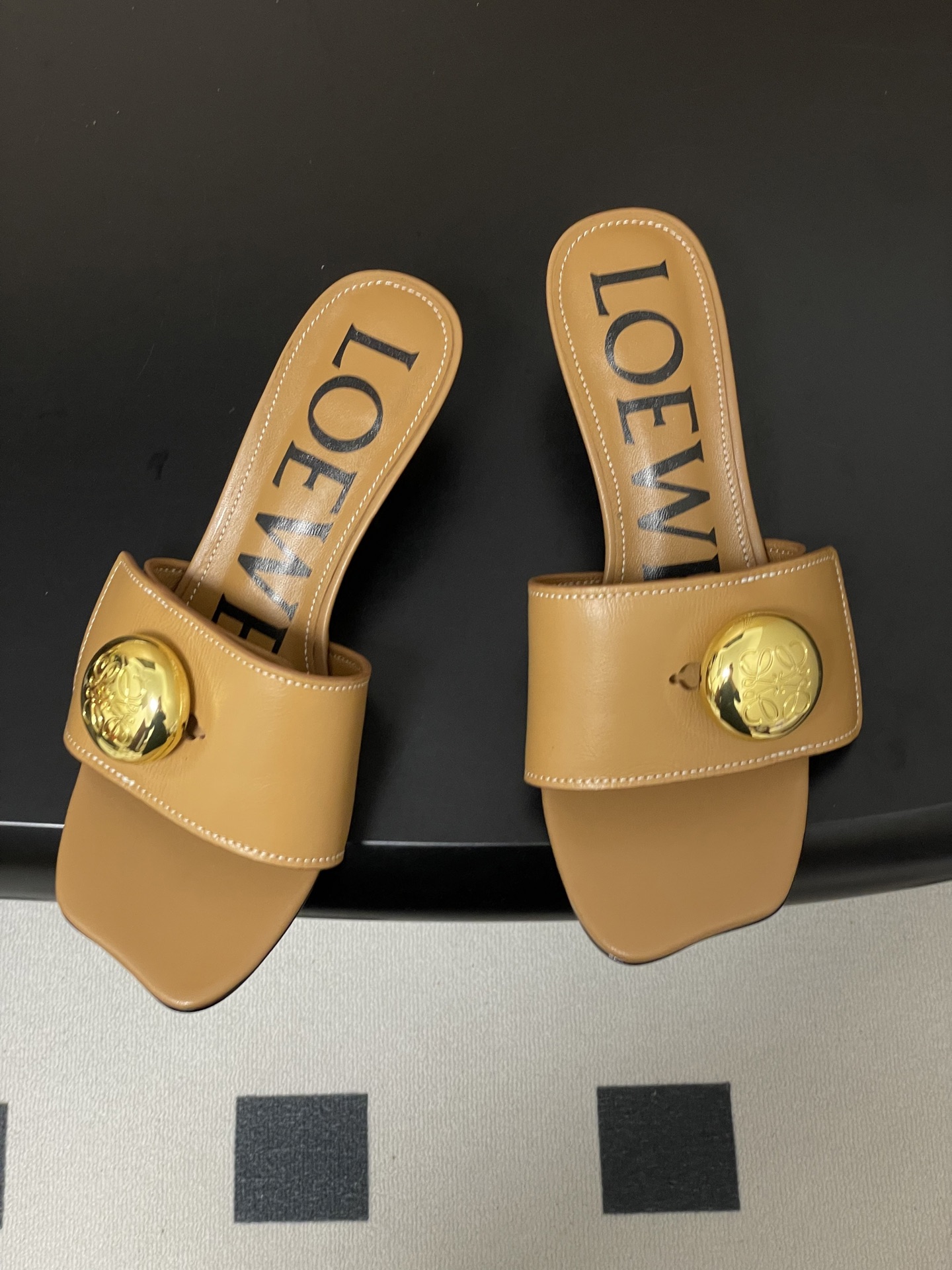 -LOEWE 罗意威 26ss春夏新款 Pebble Anagram大扣子小猫跟拖鞋 小金球一字带凉拖鞋