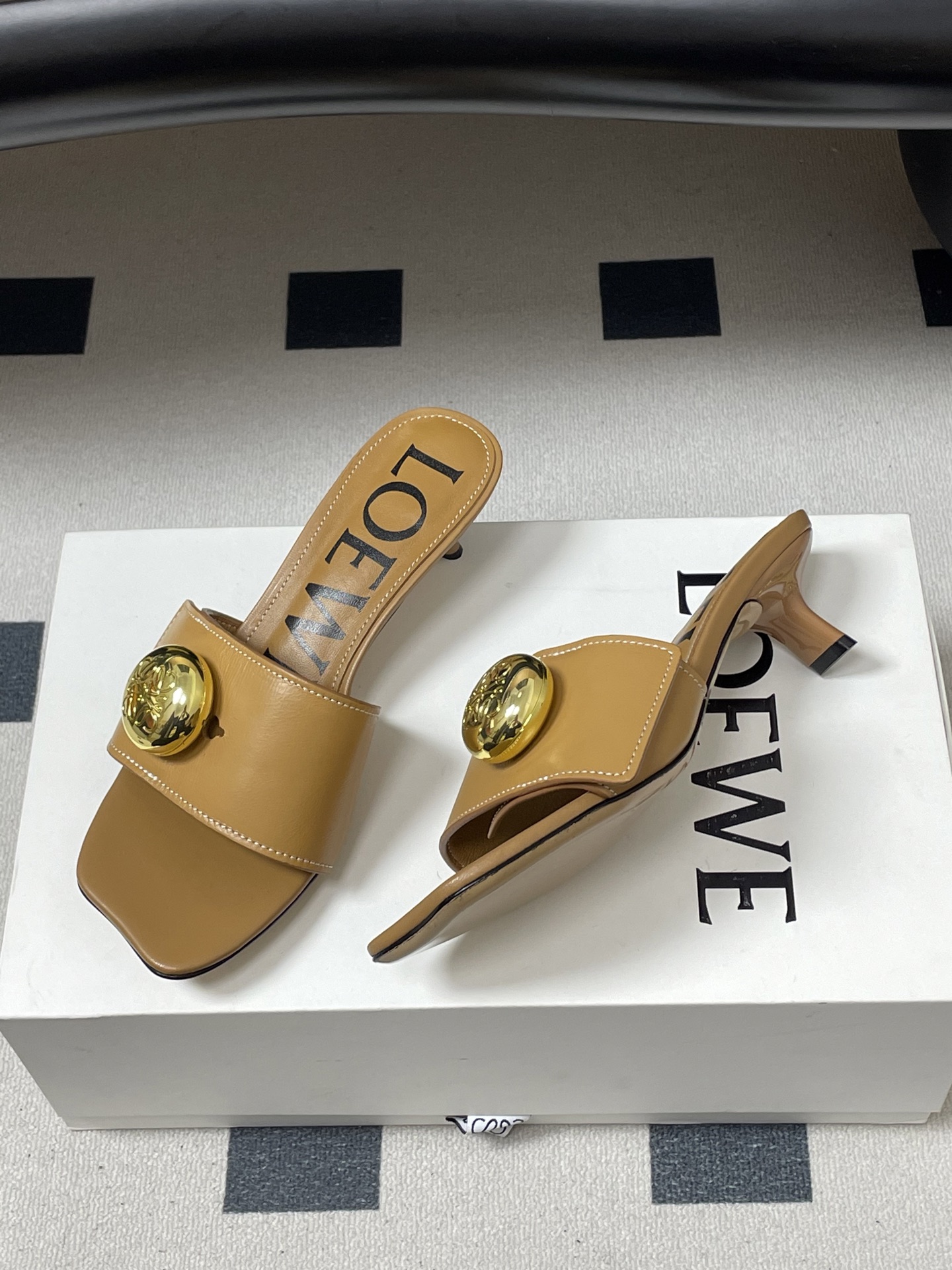 -LOEWE 罗意威 26ss春夏新款 Pebble Anagram大扣子小猫跟拖鞋 小金球一字带凉拖鞋