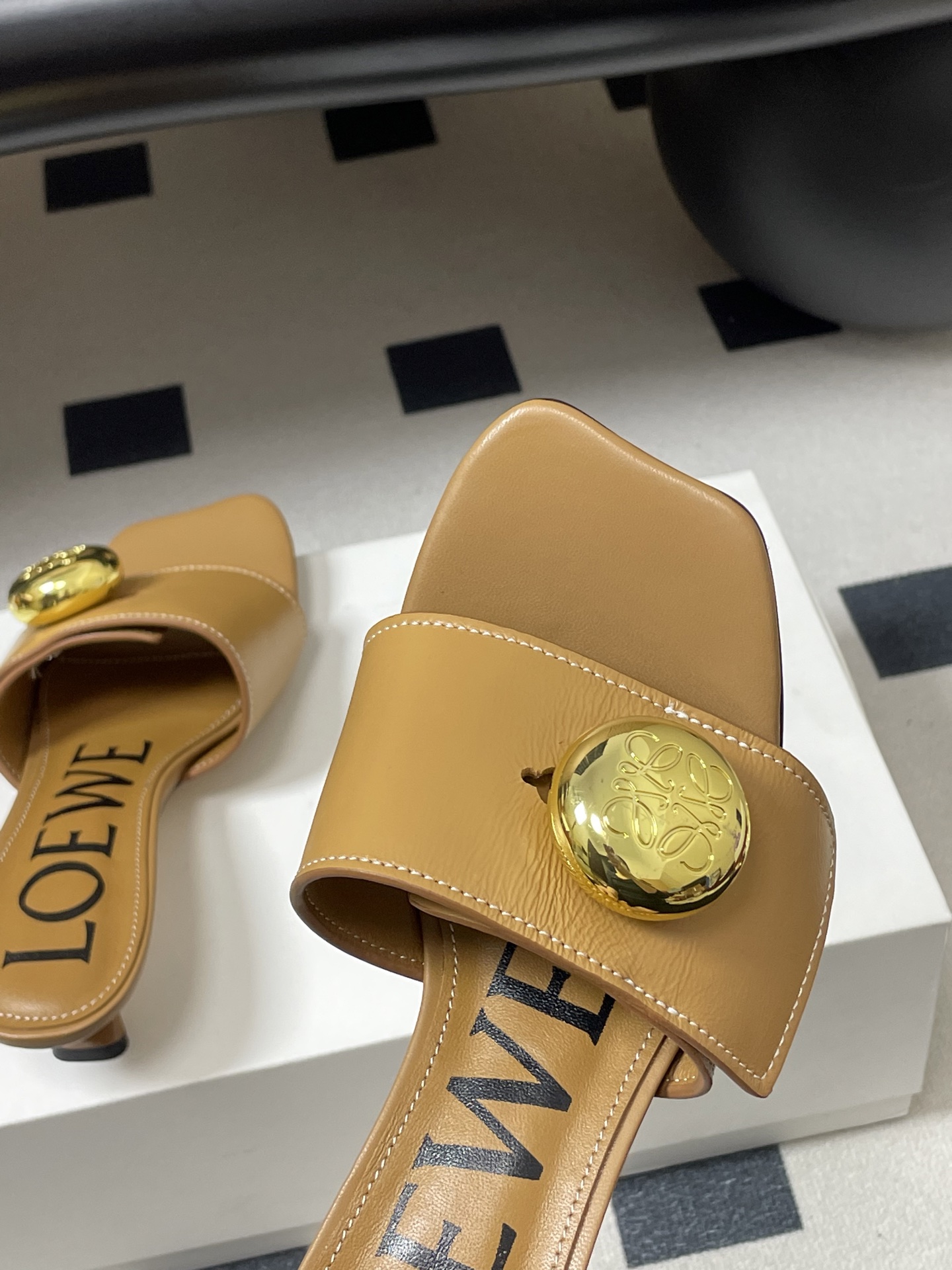 -LOEWE 罗意威 26ss春夏新款 Pebble Anagram大扣子小猫跟拖鞋 小金球一字带凉拖鞋