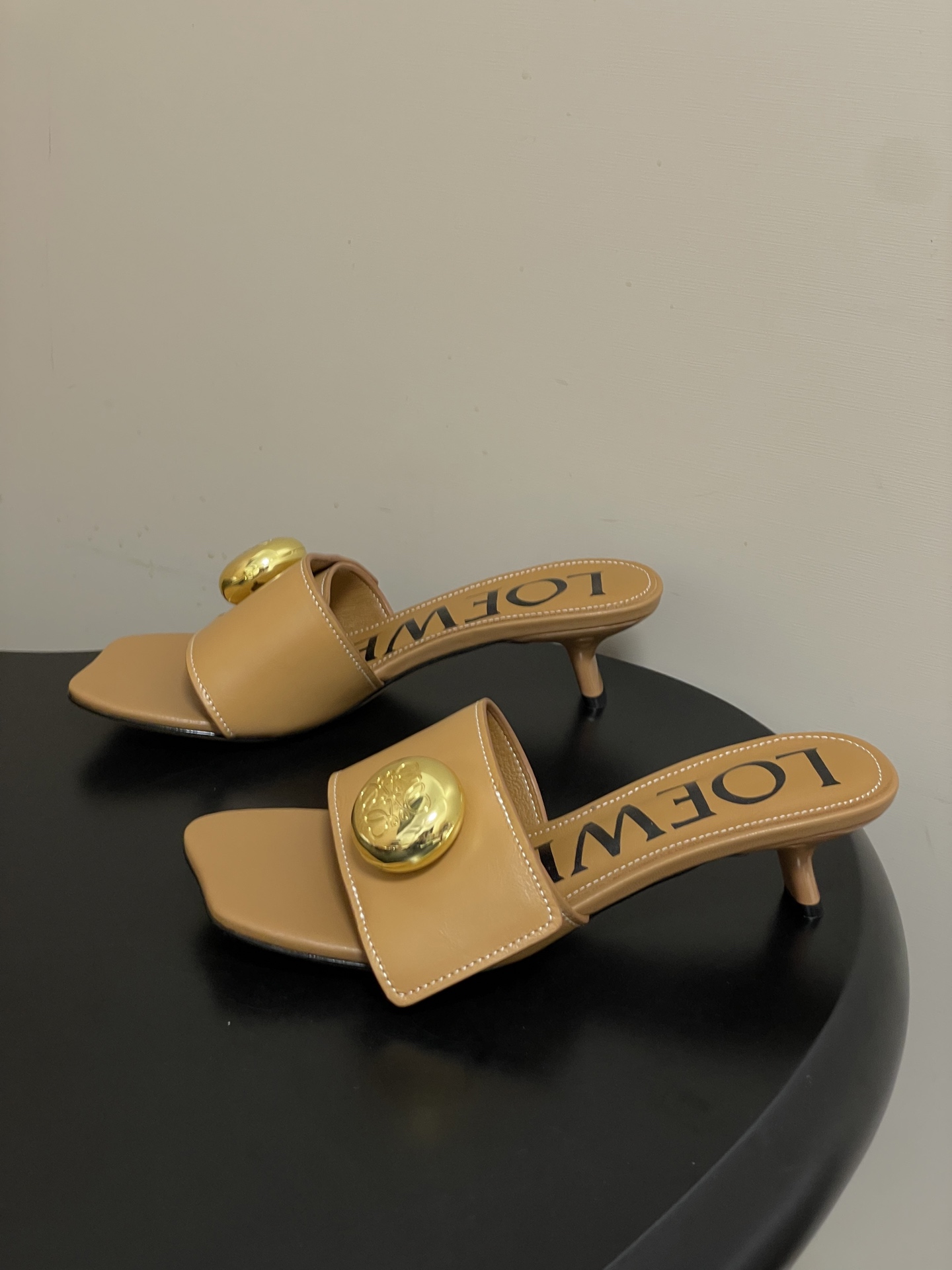 -LOEWE 罗意威 26ss春夏新款 Pebble Anagram大扣子小猫跟拖鞋 小金球一字带凉拖鞋