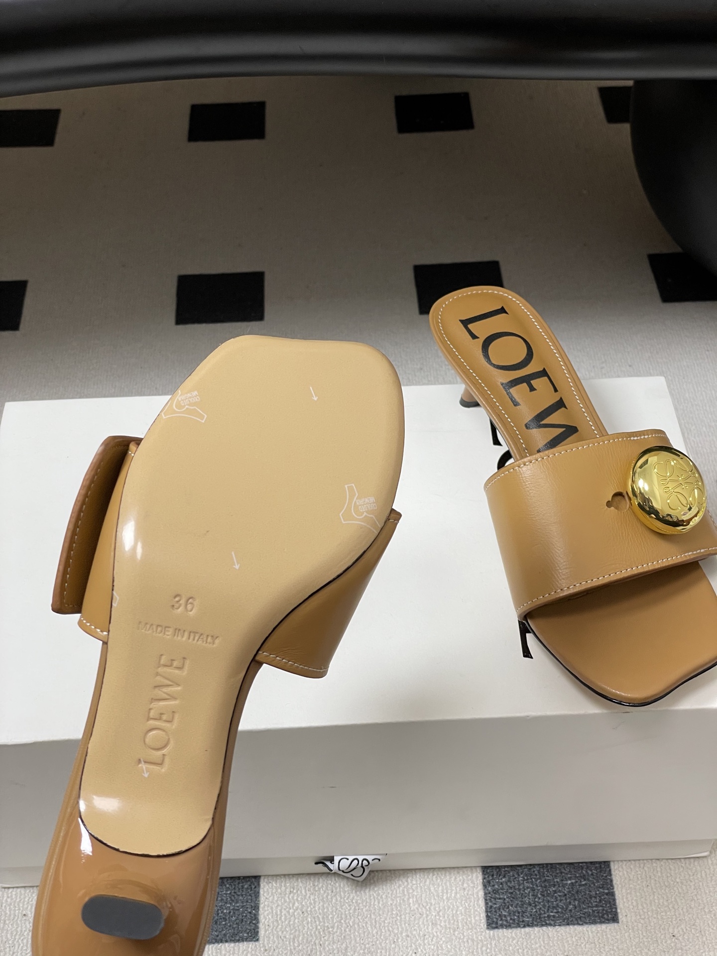 -LOEWE 罗意威 26ss春夏新款 Pebble Anagram大扣子小猫跟拖鞋 小金球一字带凉拖鞋