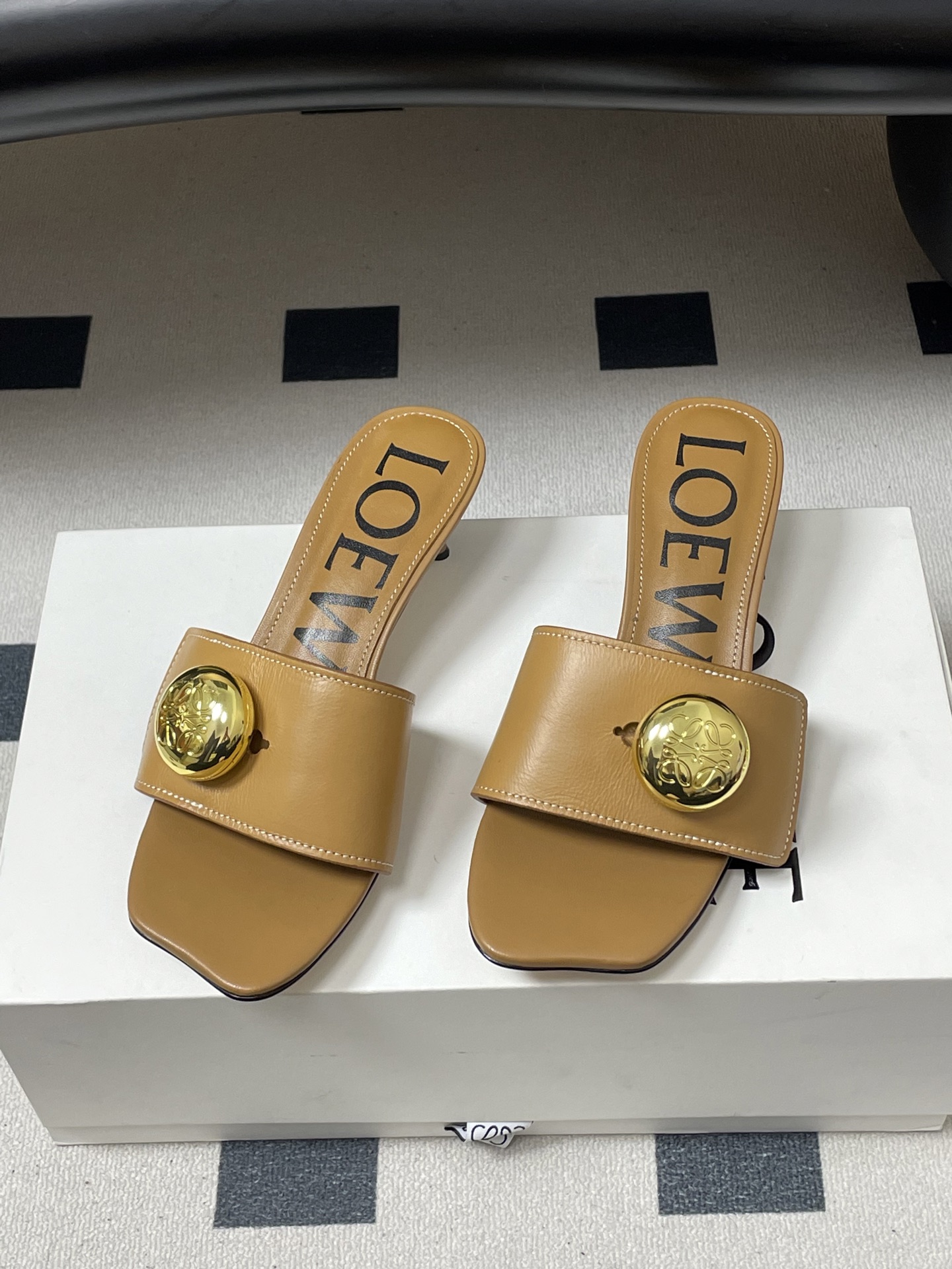 -LOEWE 罗意威 26ss春夏新款 Pebble Anagram大扣子小猫跟拖鞋 小金球一字带凉拖鞋