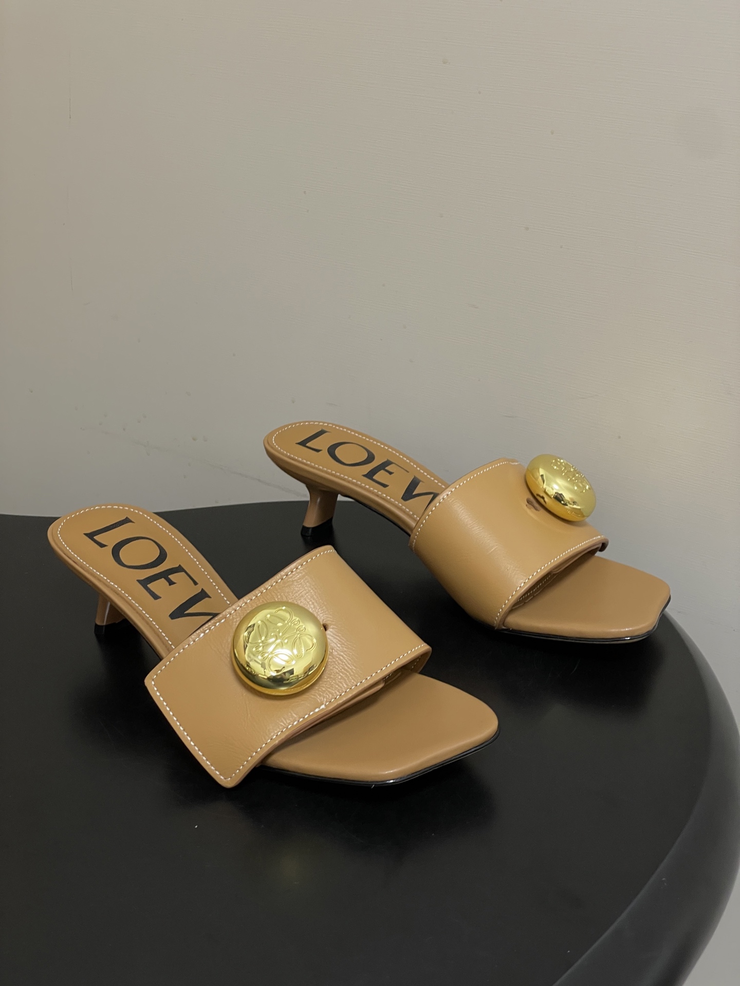 -LOEWE 罗意威 26ss春夏新款 Pebble Anagram大扣子小猫跟拖鞋 小金球一字带凉拖鞋