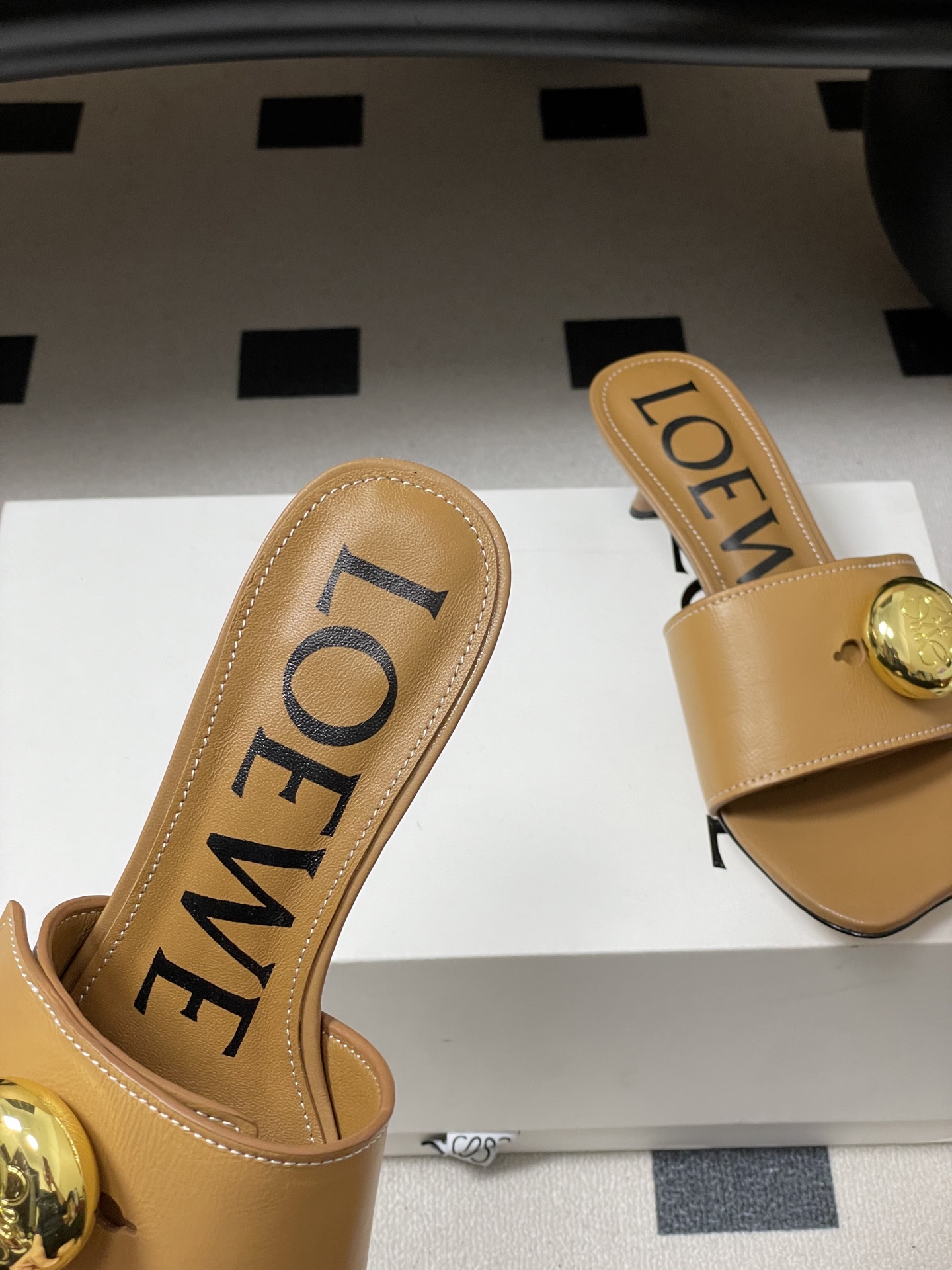 -LOEWE 罗意威 26ss春夏新款 Pebble Anagram大扣子小猫跟拖鞋 小金球一字带凉拖鞋