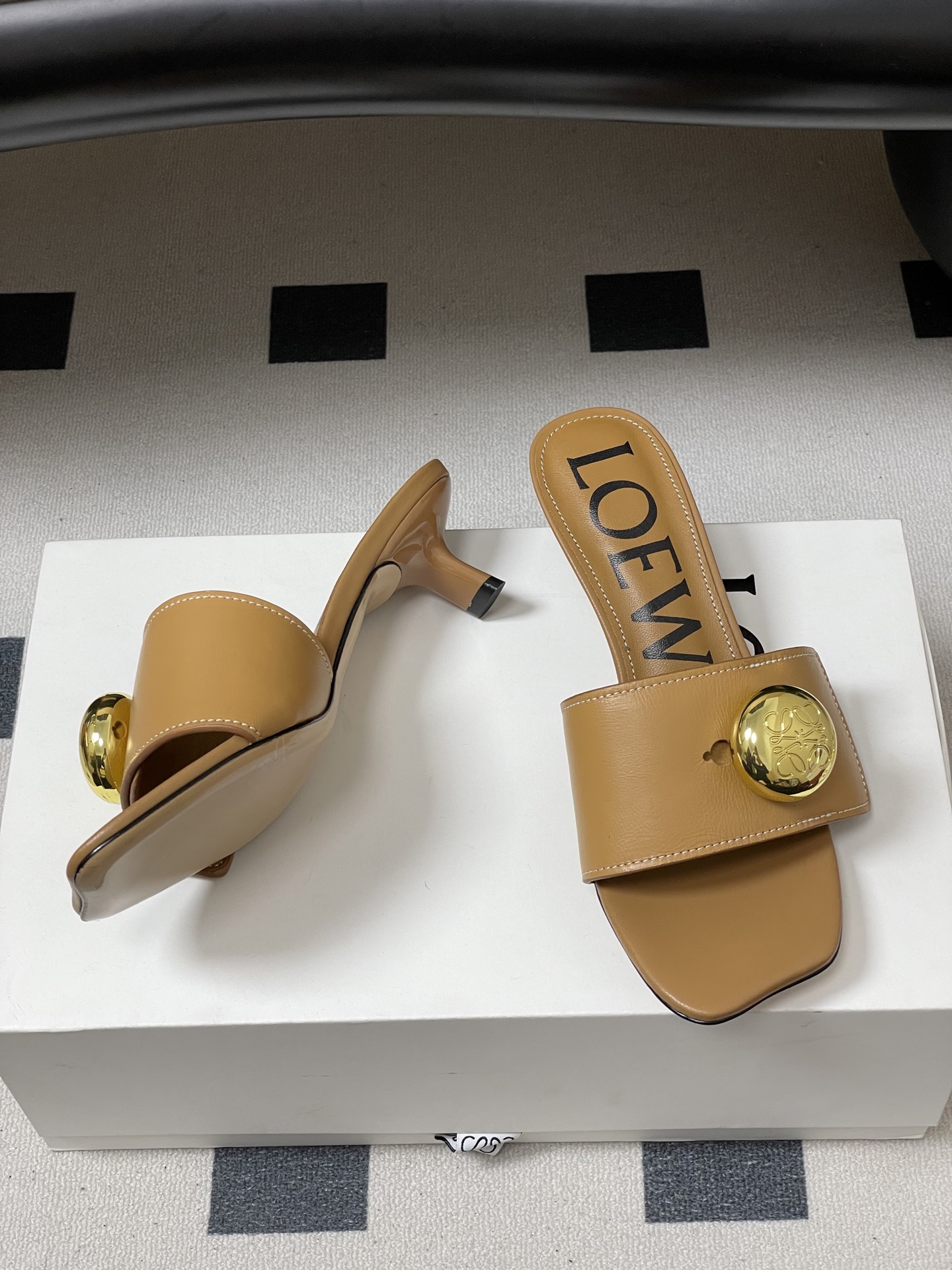 -LOEWE 罗意威 26ss春夏新款 Pebble Anagram大扣子小猫跟拖鞋 小金球一字带凉拖鞋