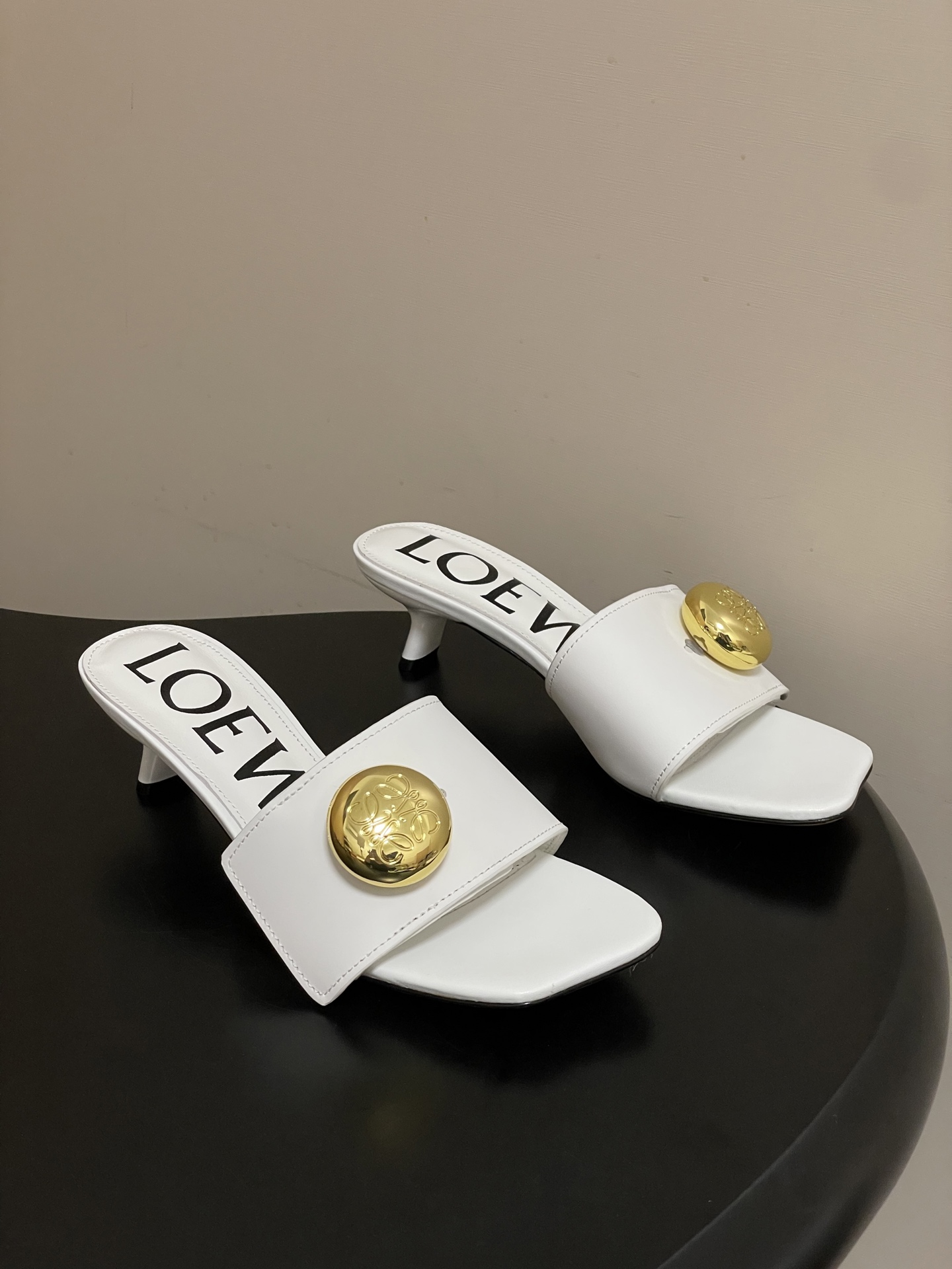 -LOEWE 罗意威 26ss春夏新款 Pebble Anagram大扣子小猫跟拖鞋 小金球一字带凉拖鞋